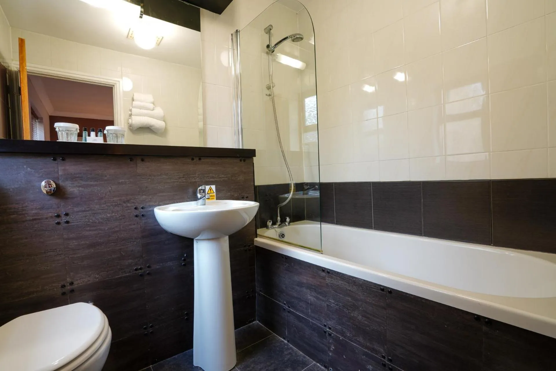 Bathroom in Gomersal Park Hotel & Bazaar Spa