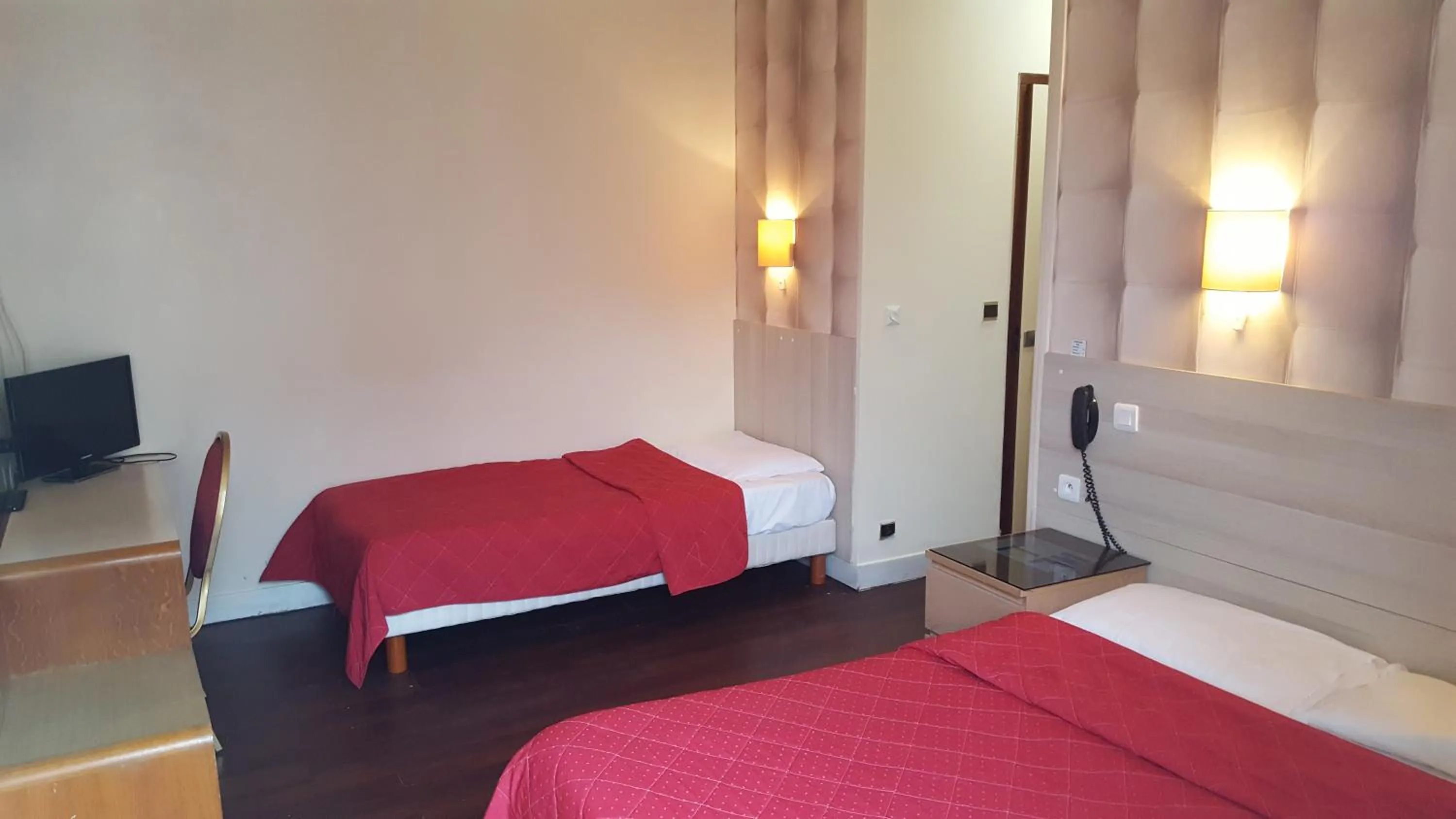 Bedroom, Bed in Hôtel Média