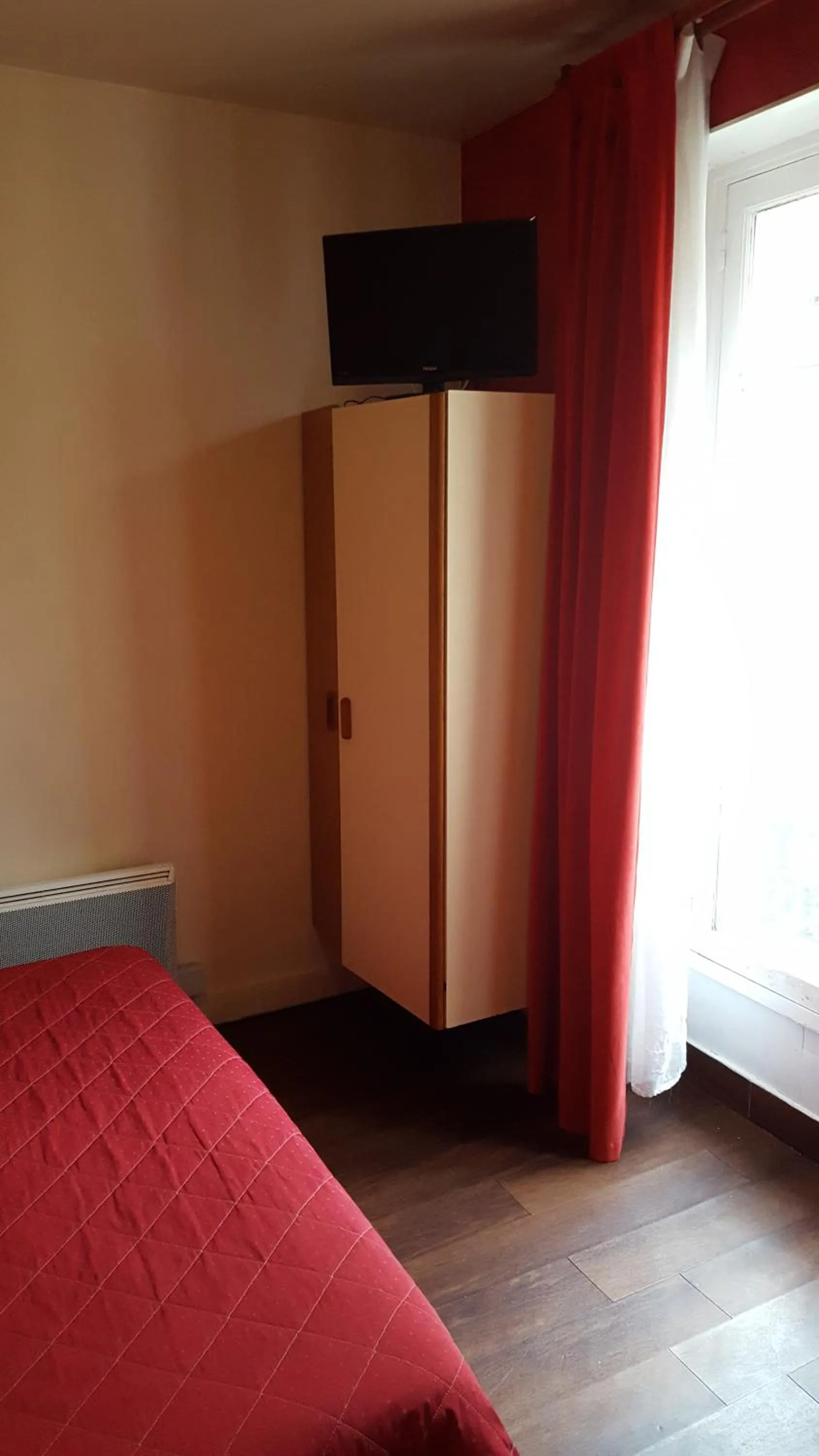 TV and multimedia, Bed in Hôtel Média