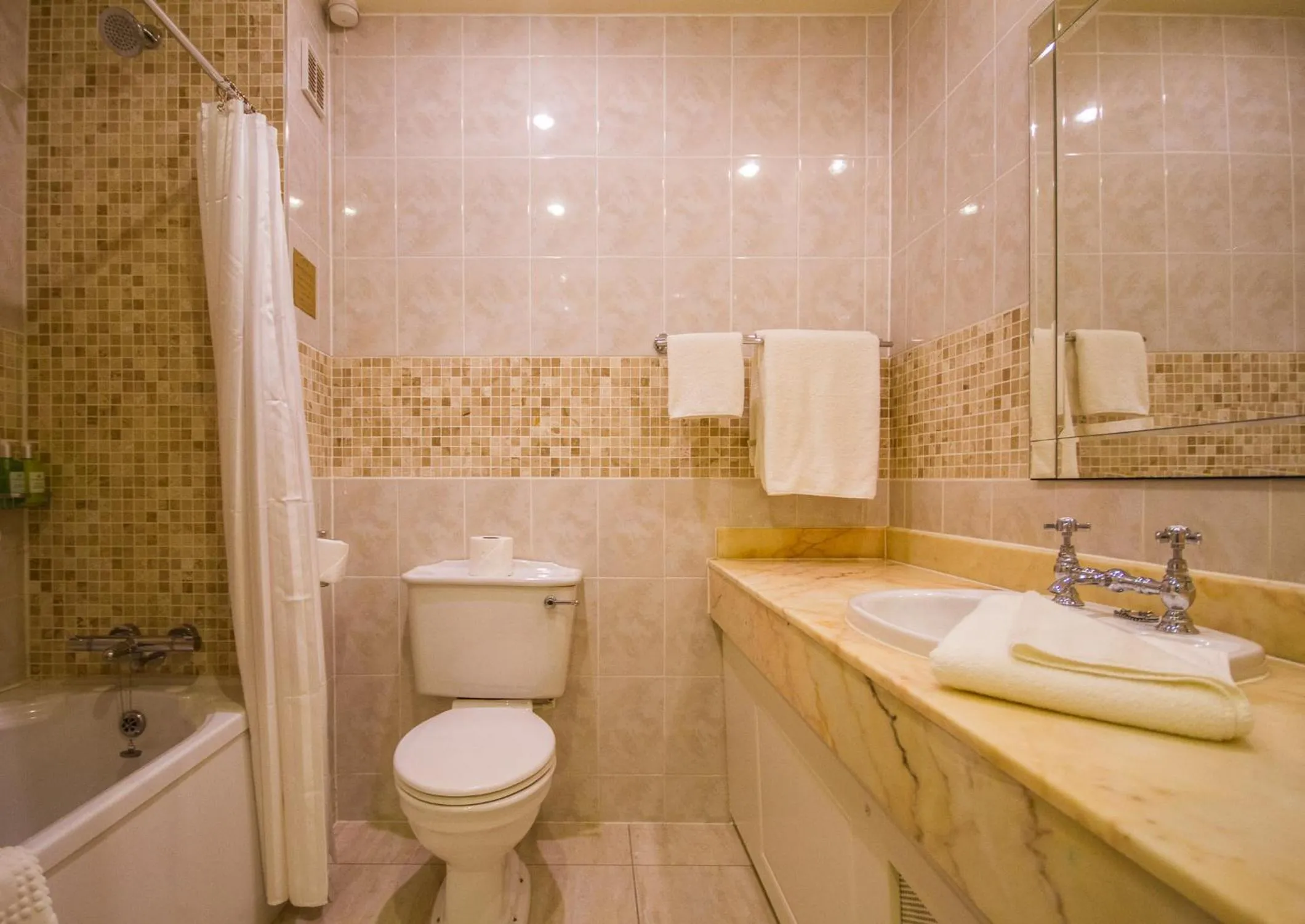 Bathroom in Fitzgeralds Woodlands House Hotel