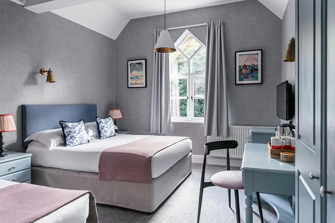 Photo of the whole room, Bed in Craig Manor