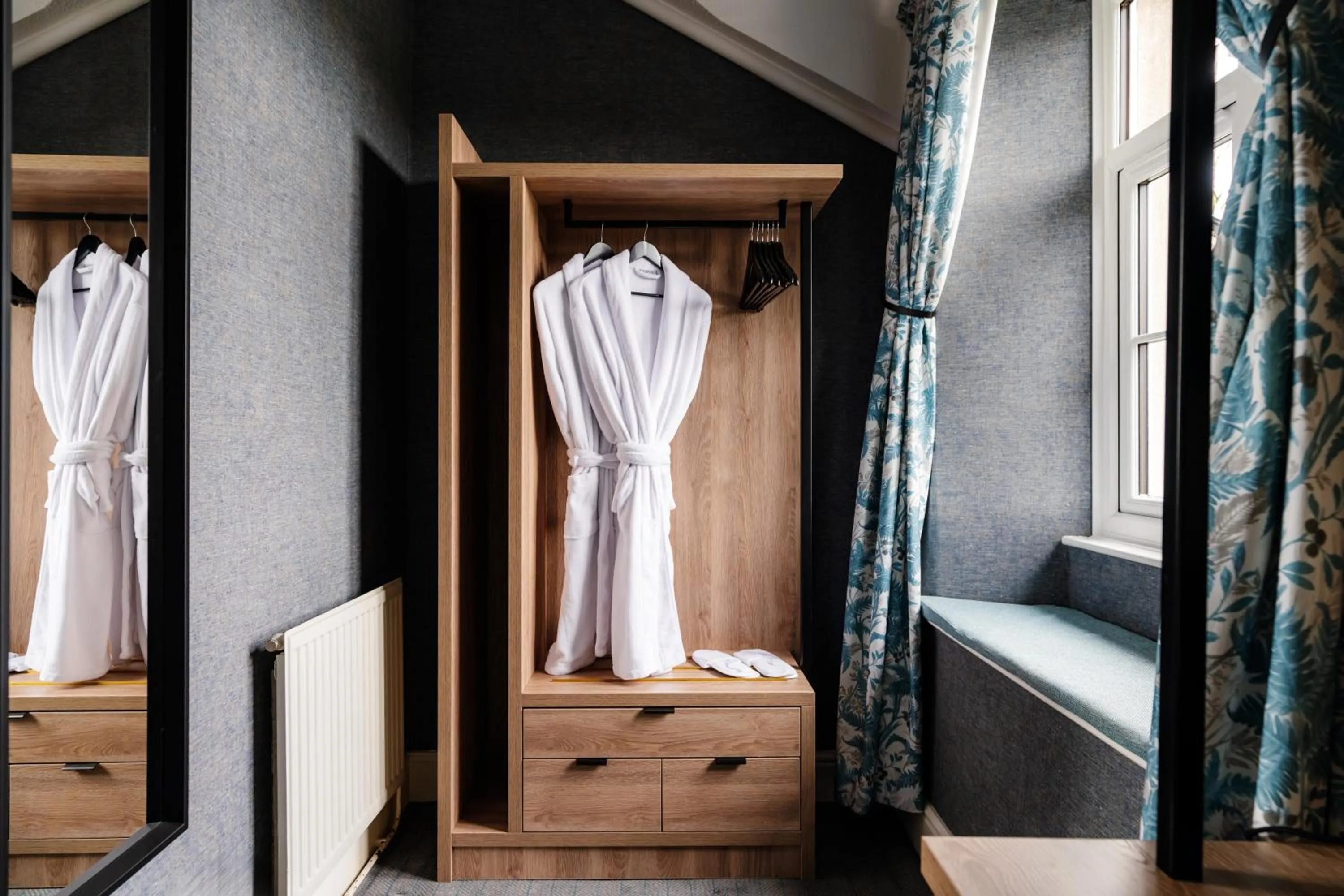 wardrobe, Bed in Craig Manor