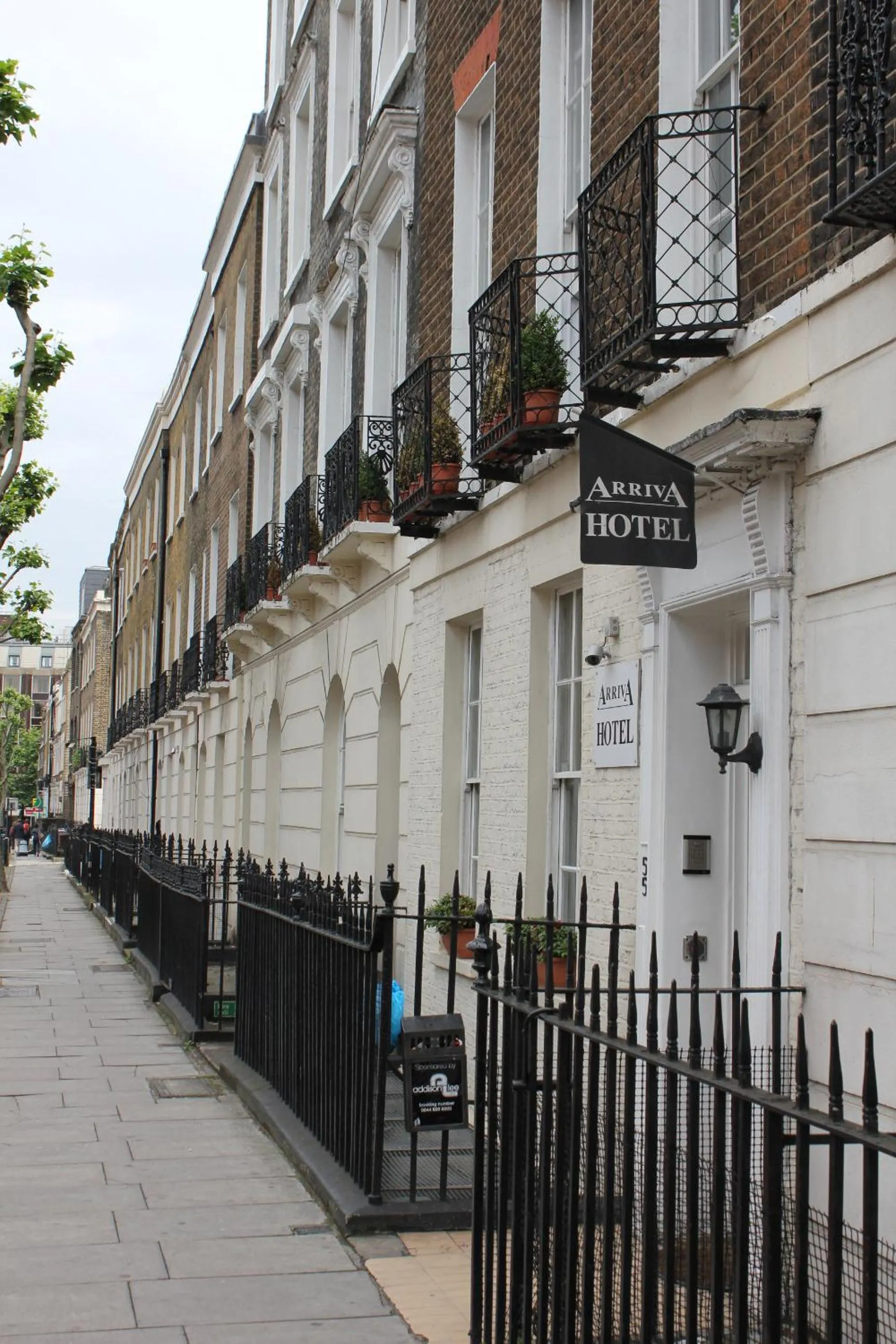 Facade/entrance in Arriva Hotel