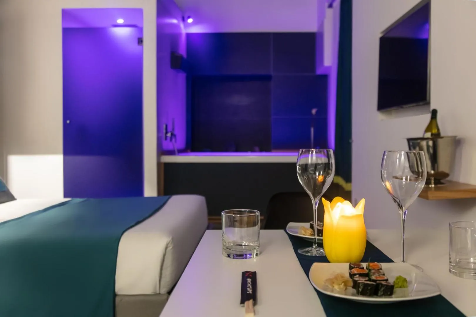 Photo of the whole room, Bed in Carten