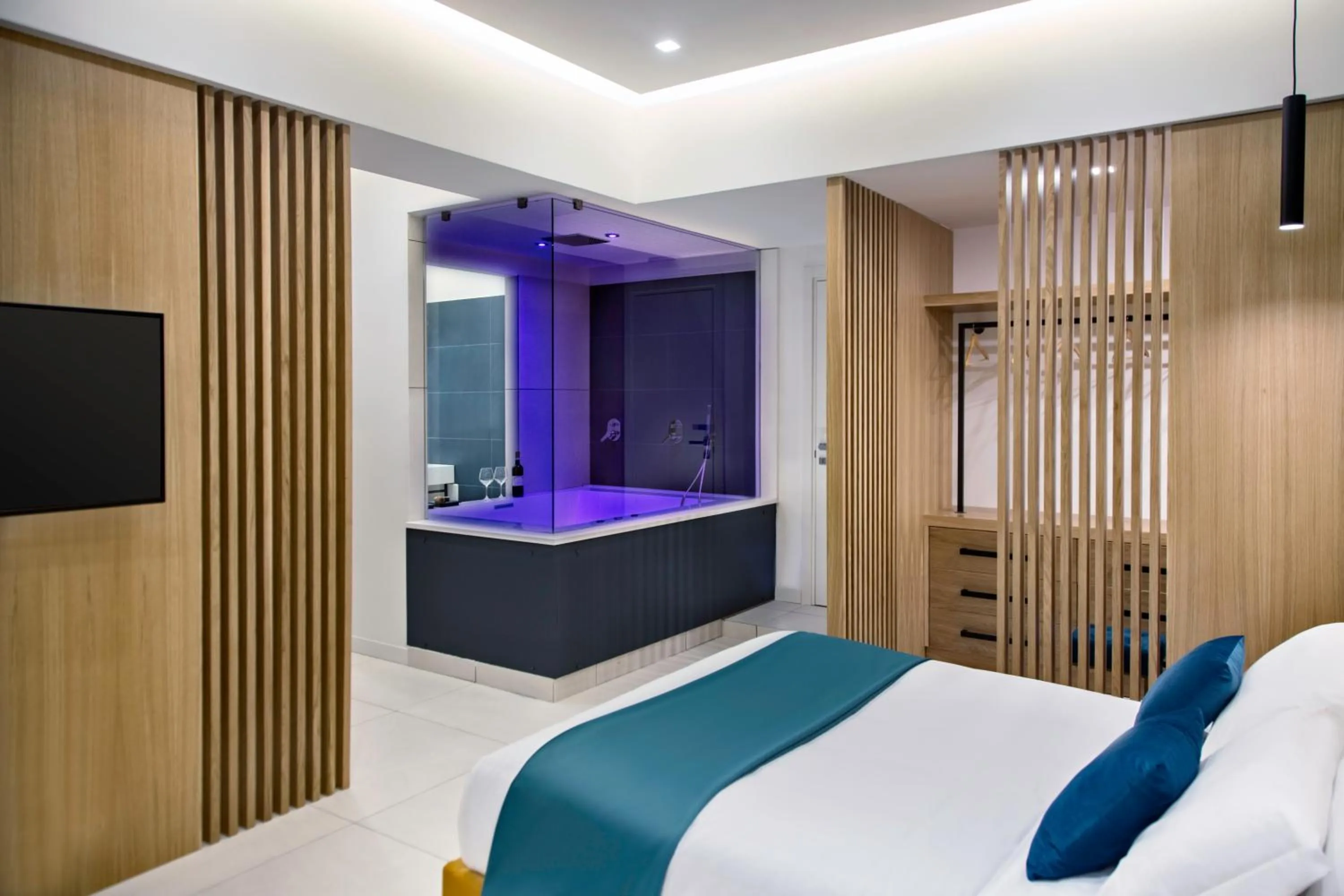 Photo of the whole room, Bed in Carten