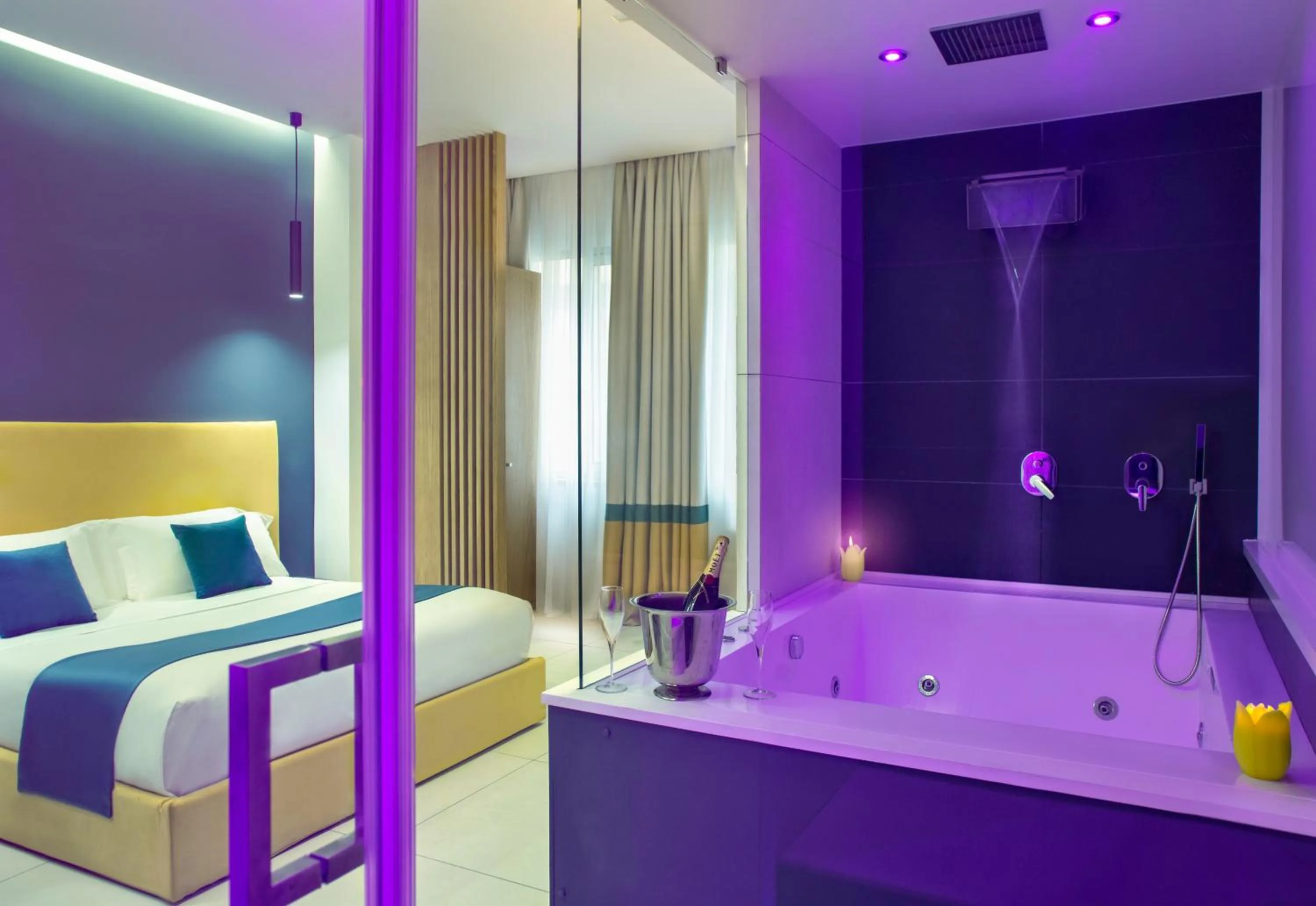 Hot Tub, Bed in Carten