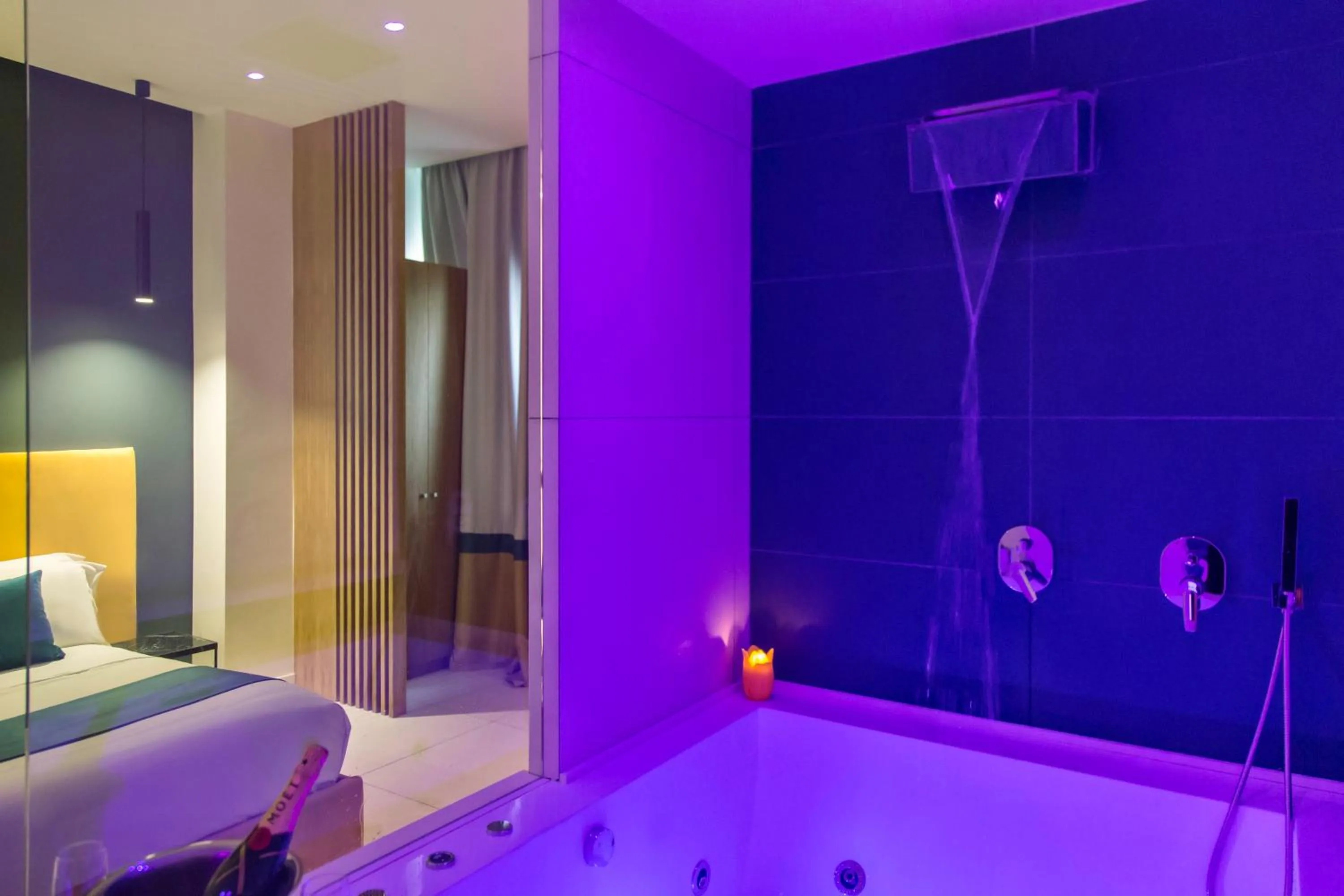 Photo of the whole room, Bed in Carten