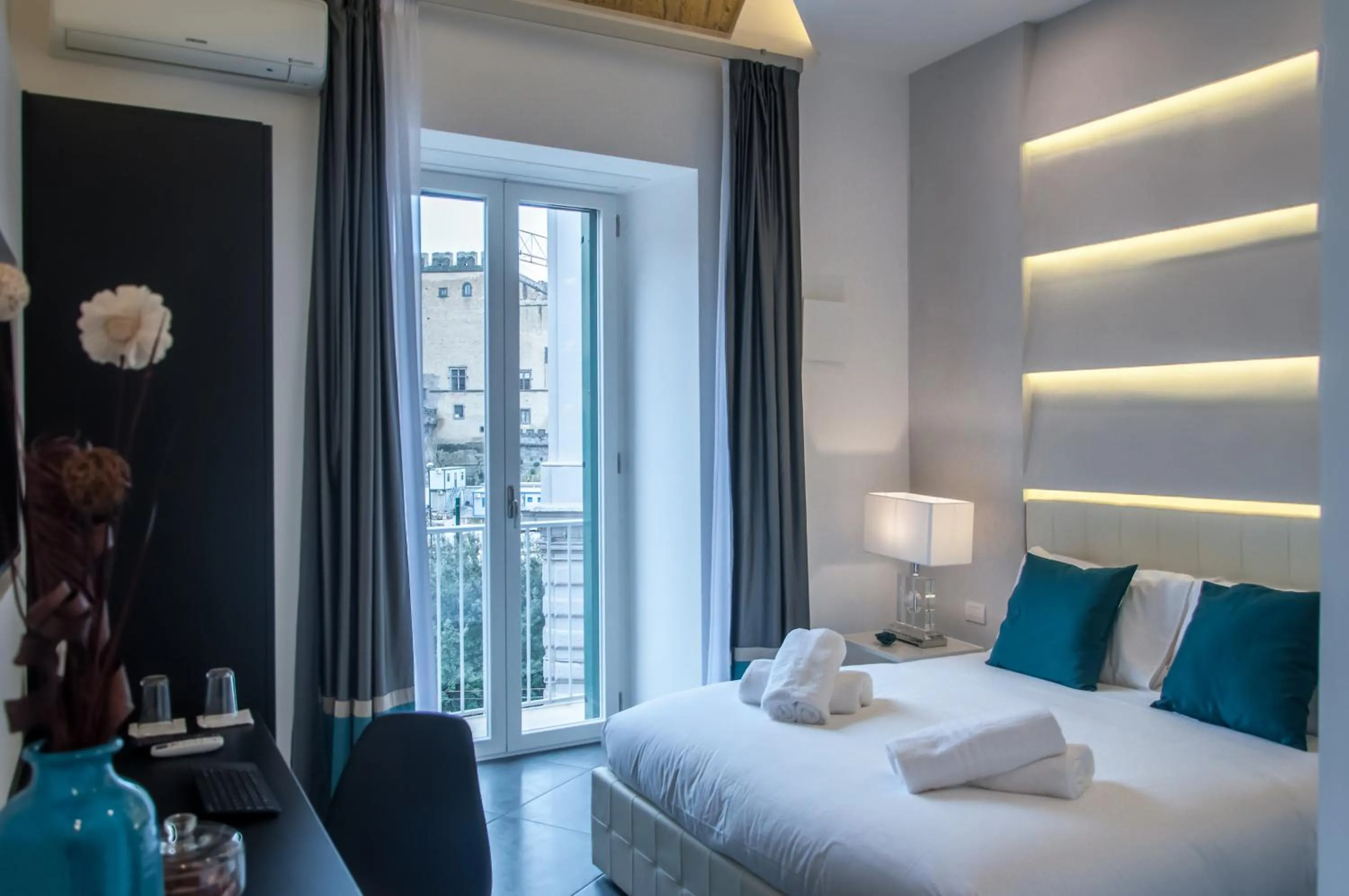 Photo of the whole room, Bed in Carten