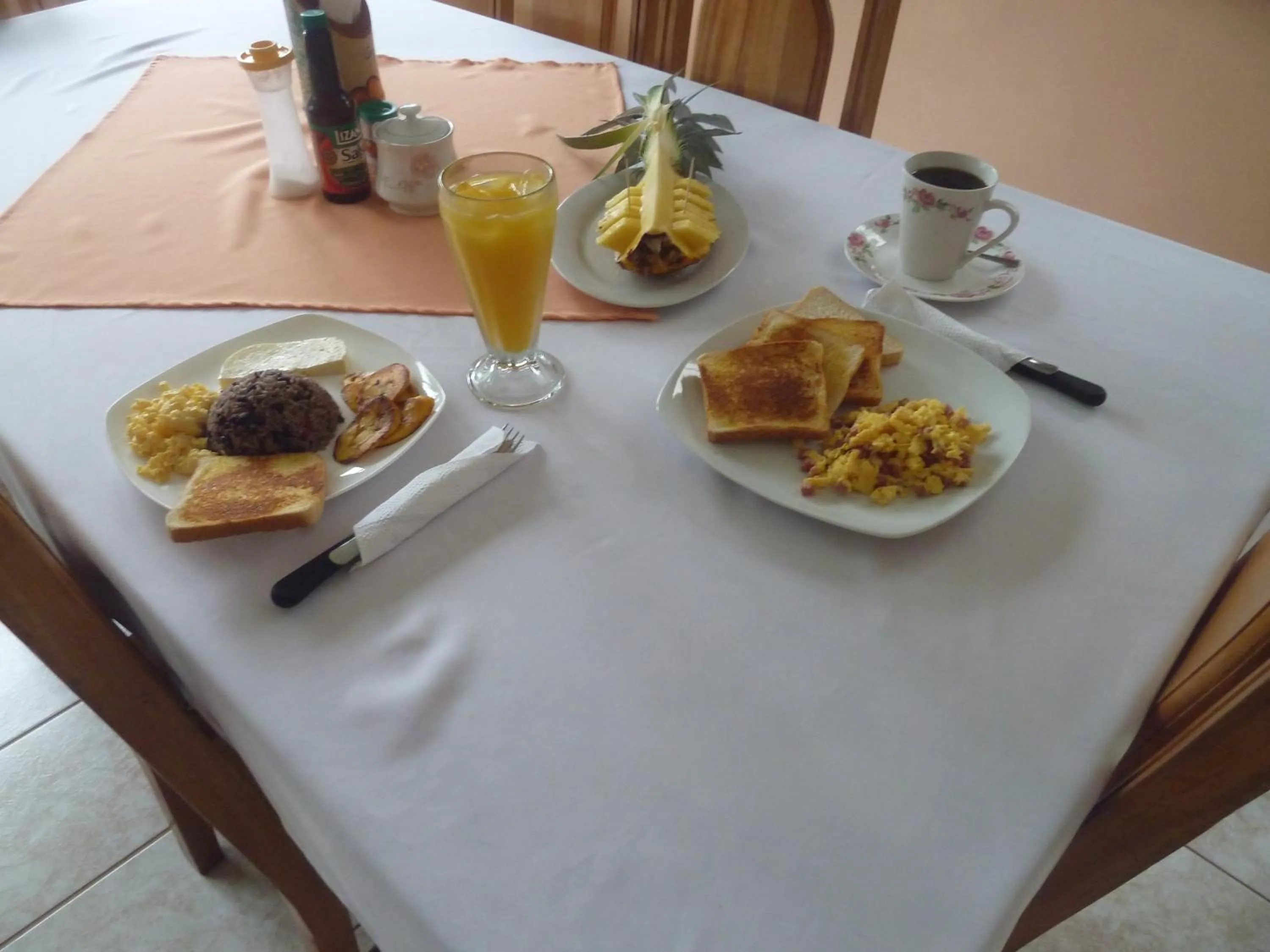Breakfast in Posada Rural Río Celeste