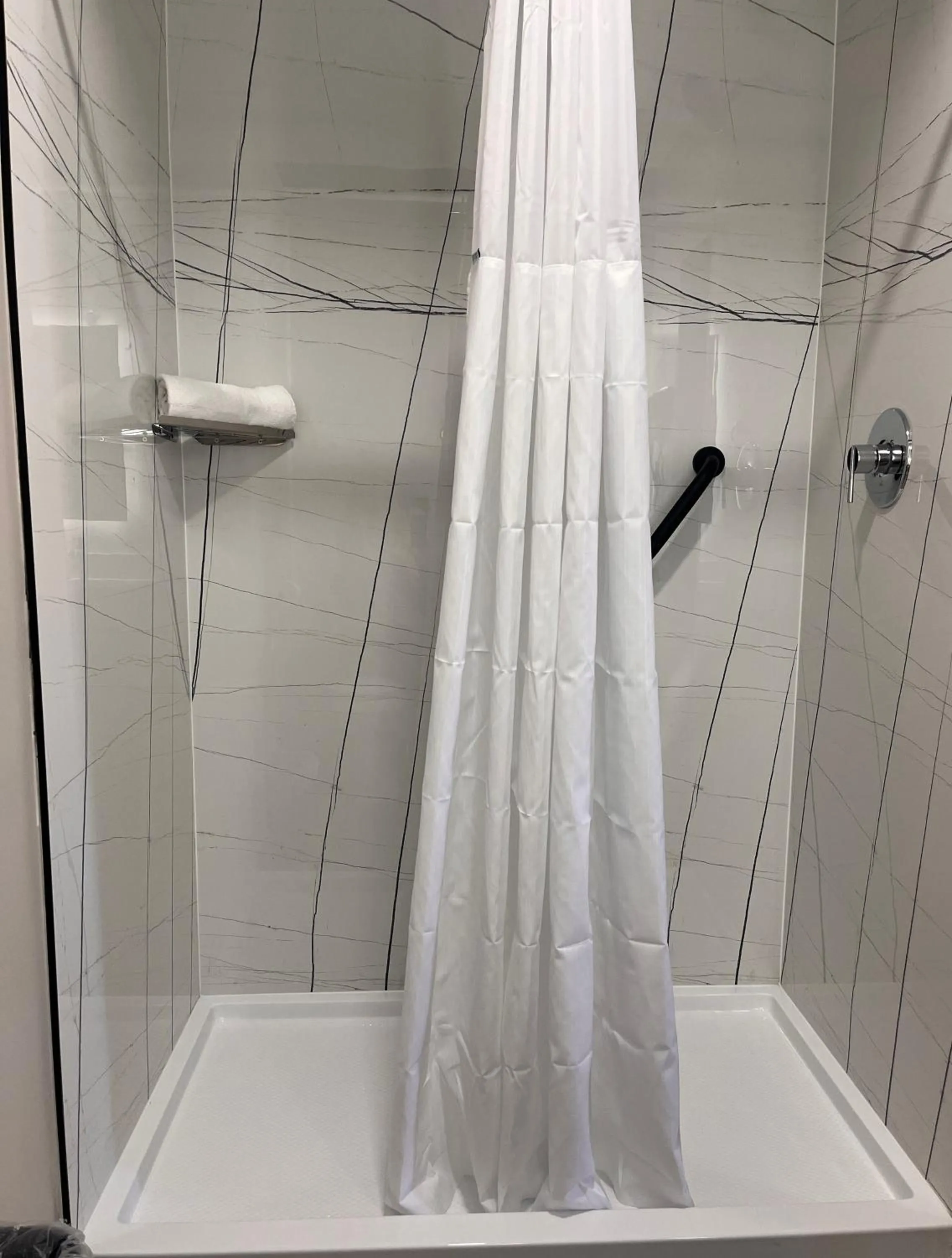 Bathroom in Howard Johnson by Wyndham Flagstaff University West