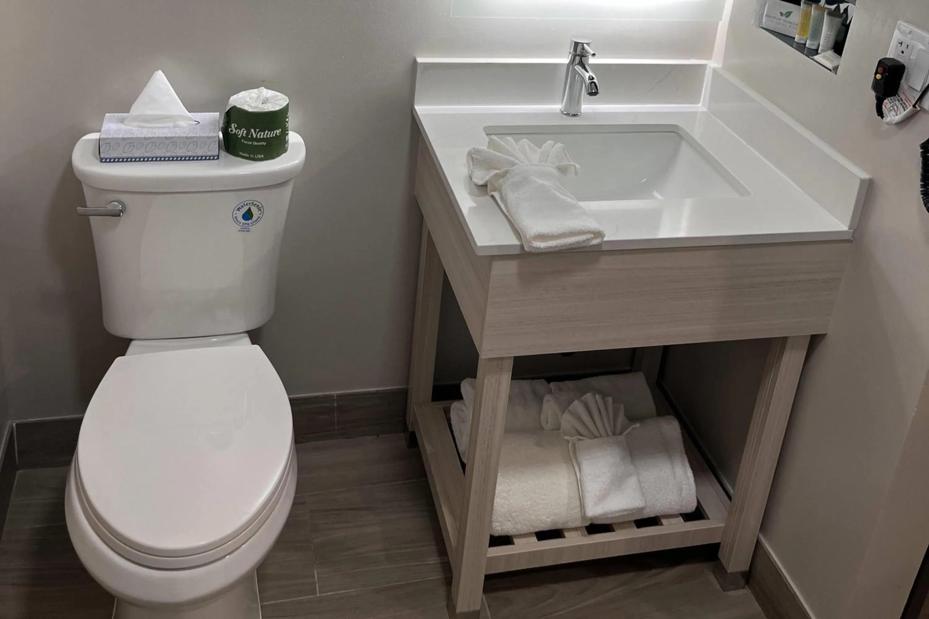 Bathroom in Howard Johnson by Wyndham Flagstaff University West