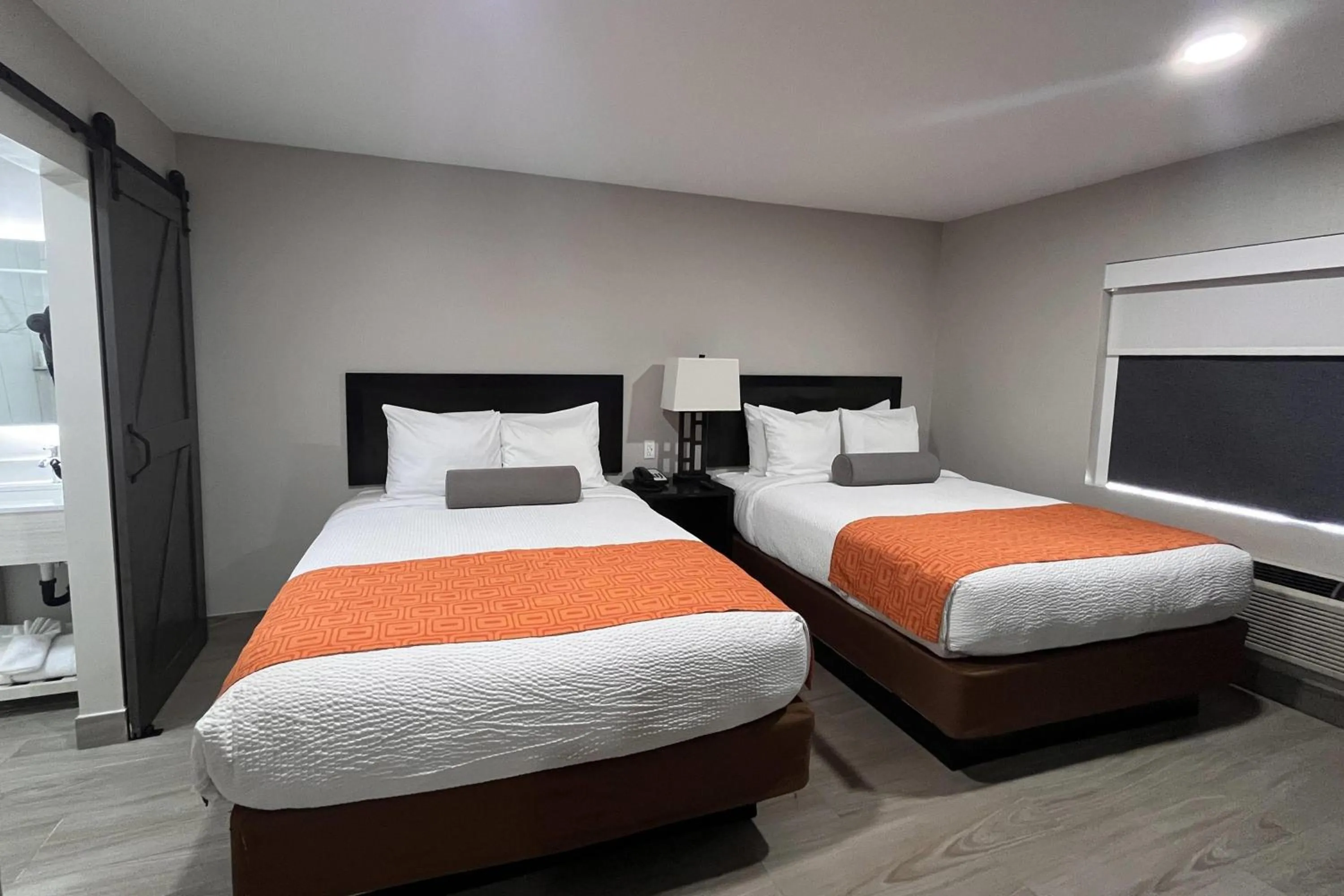 Photo of the whole room, Bed in Howard Johnson by Wyndham Flagstaff University West