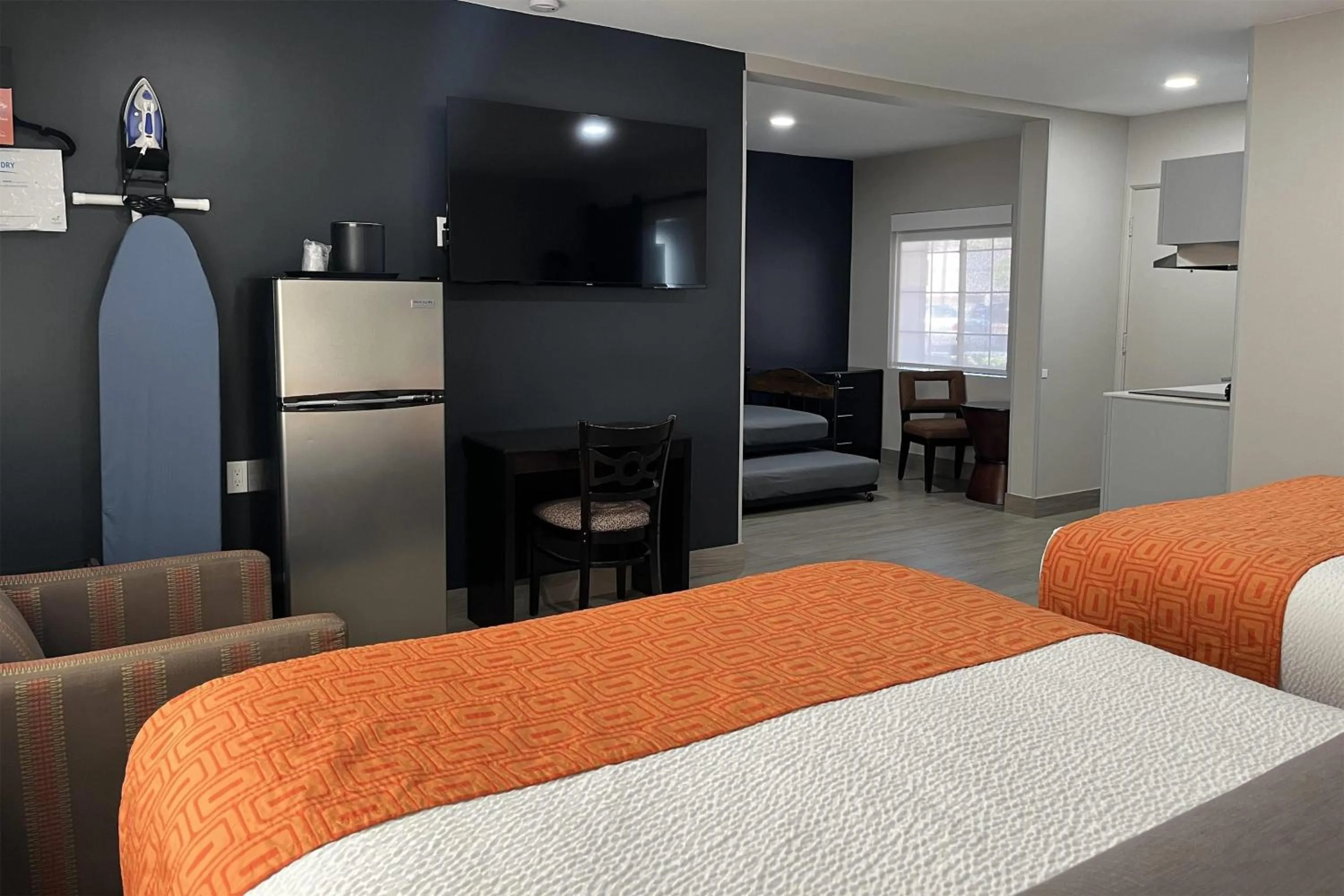 Photo of the whole room, Bed in Howard Johnson by Wyndham Flagstaff University West