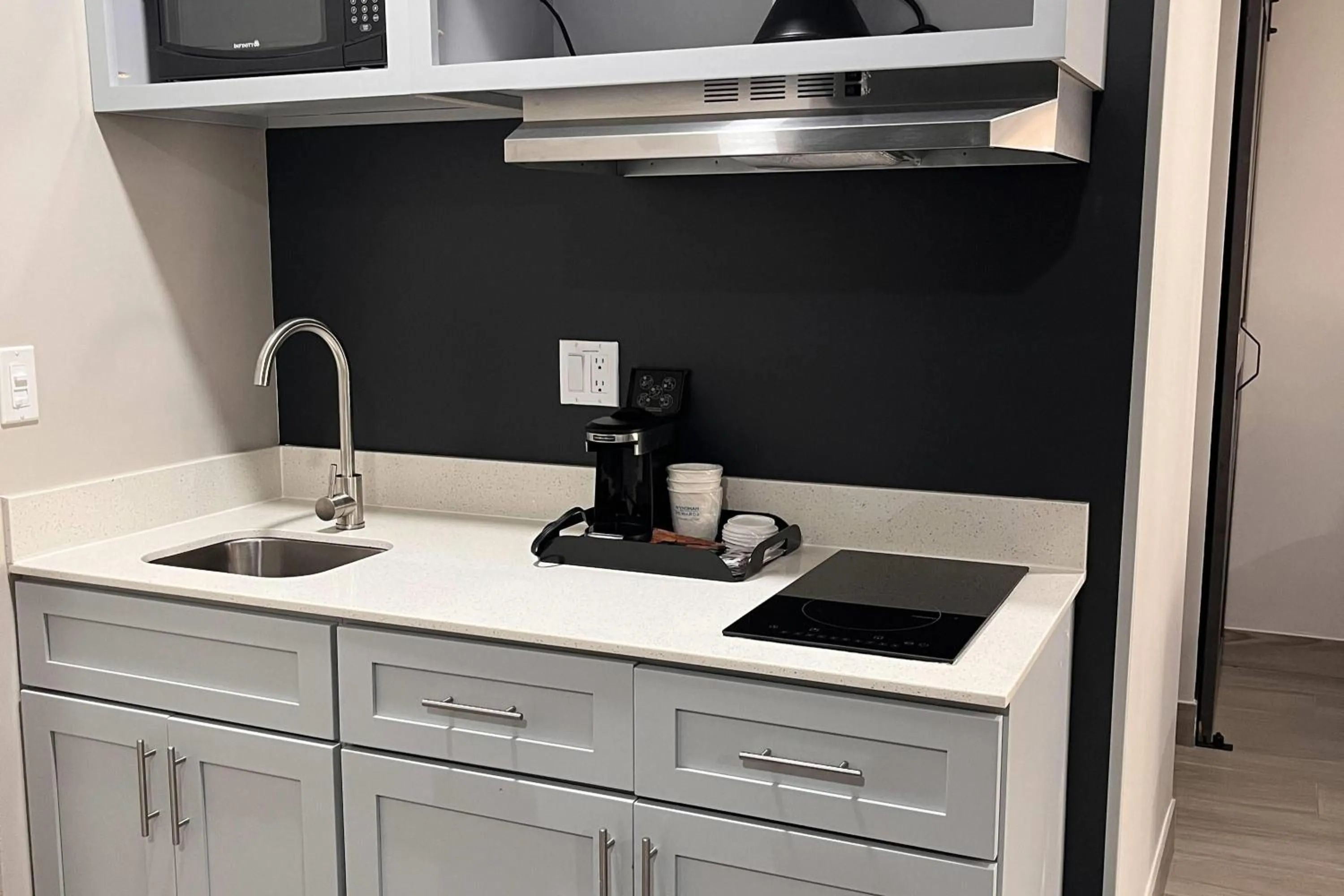 Photo of the whole room in Howard Johnson by Wyndham Flagstaff University West