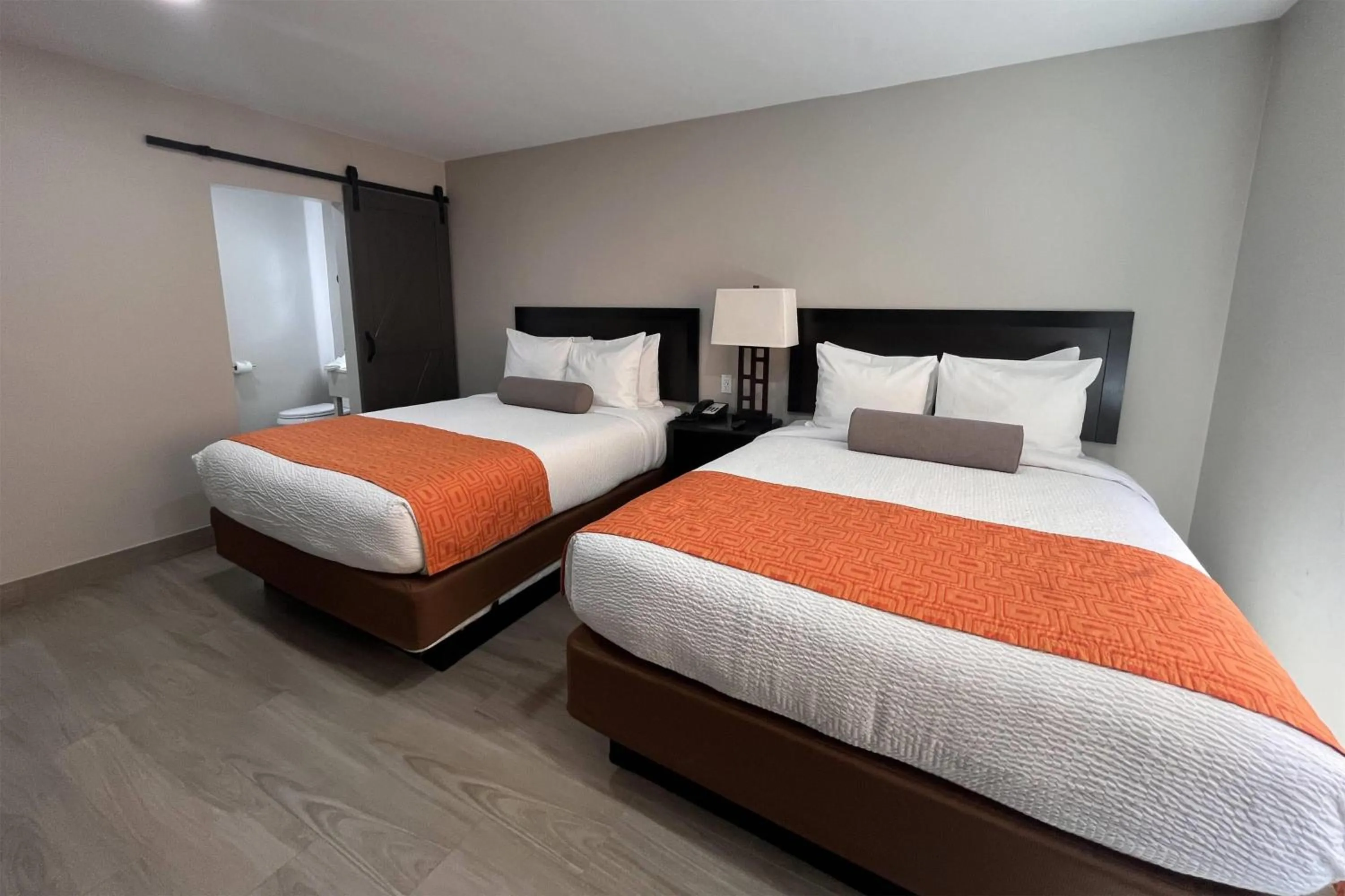 Photo of the whole room, Bed in Howard Johnson by Wyndham Flagstaff University West