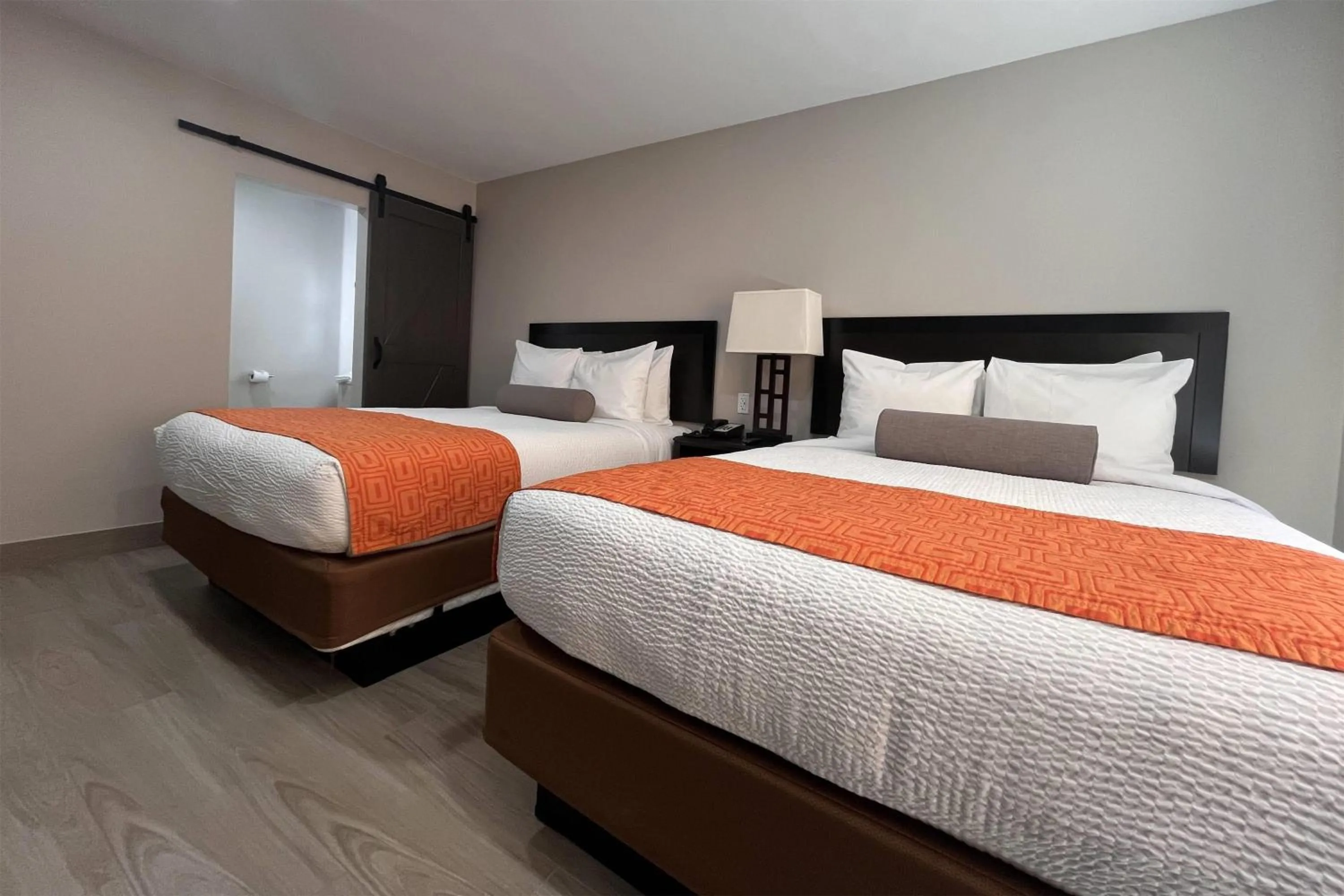 Photo of the whole room, Bed in Howard Johnson by Wyndham Flagstaff University West