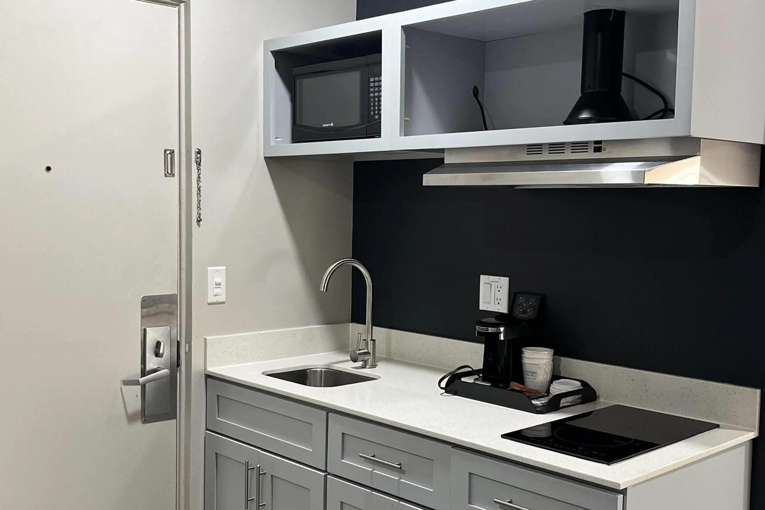 Photo of the whole room in Howard Johnson by Wyndham Flagstaff University West