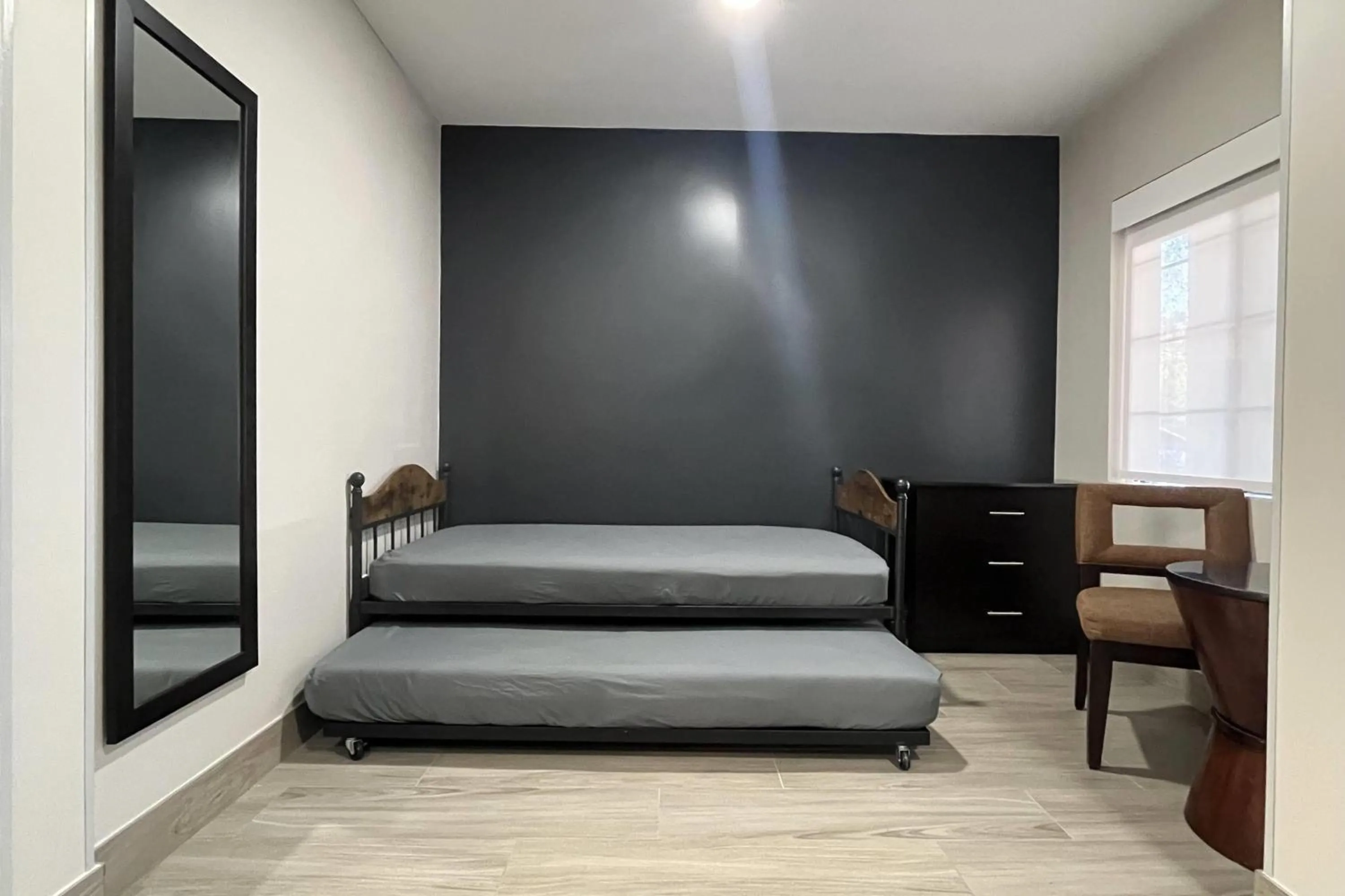 Photo of the whole room, Bed in Howard Johnson by Wyndham Flagstaff University West