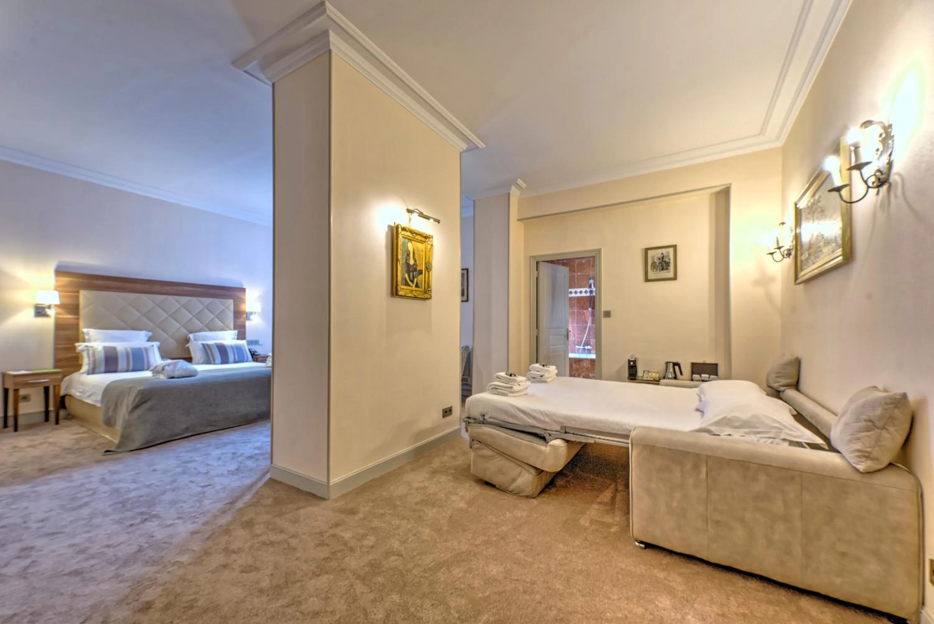 Coffee/tea facilities, Bed in Westminster Hotel & Spa Nice