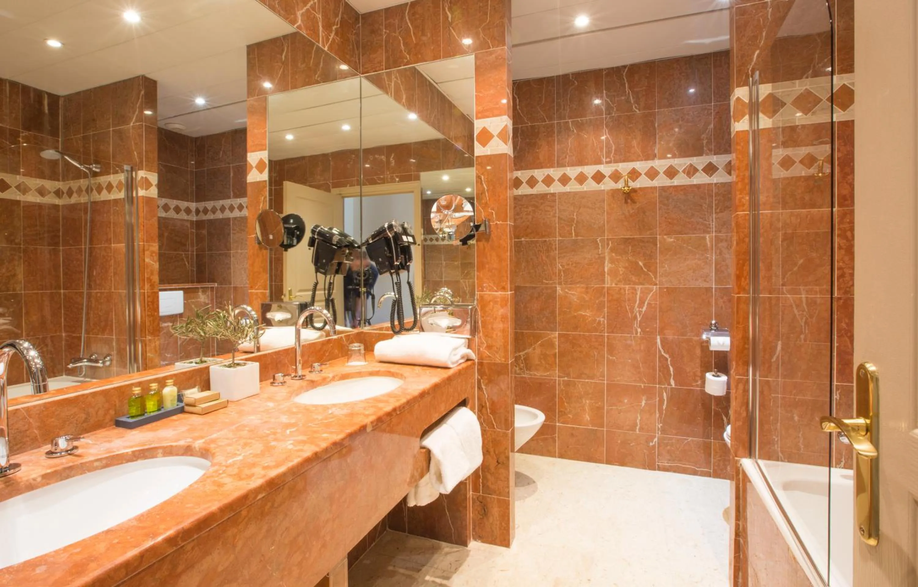 Shower in Westminster Hotel & Spa Nice