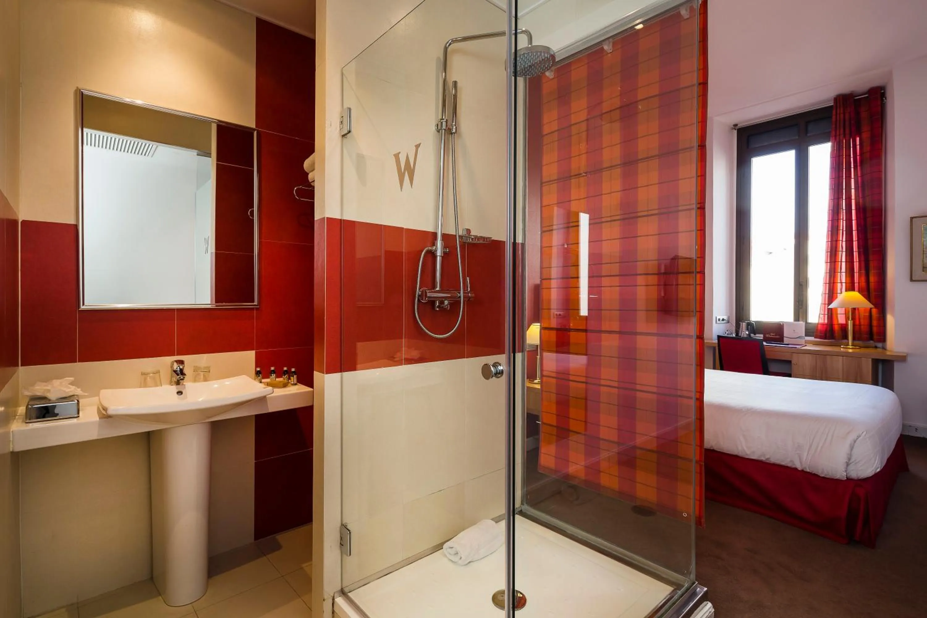 Shower in Westminster Hotel & Spa Nice