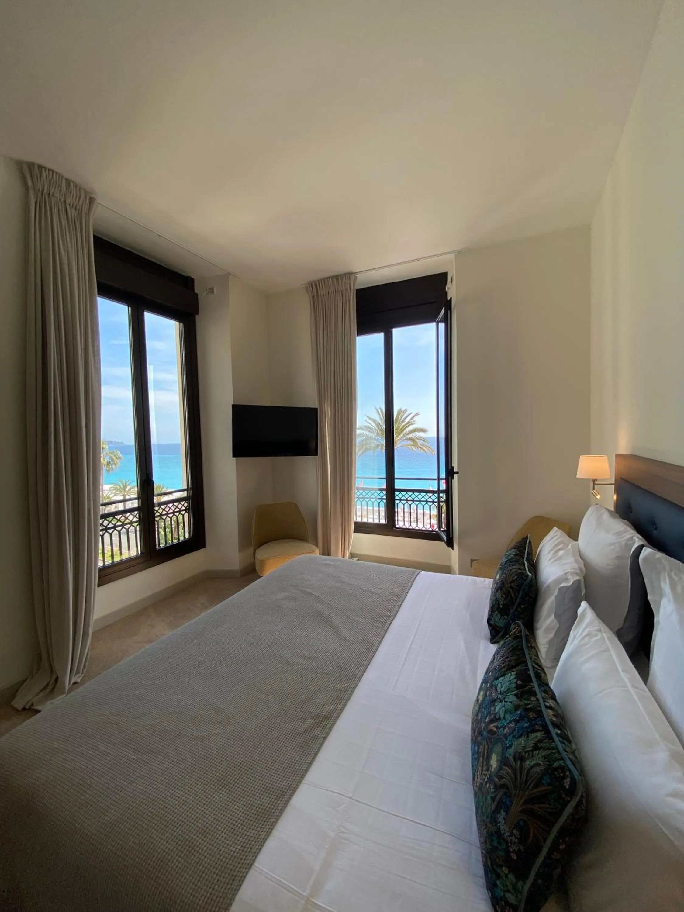 Bed in Westminster Hotel & Spa Nice