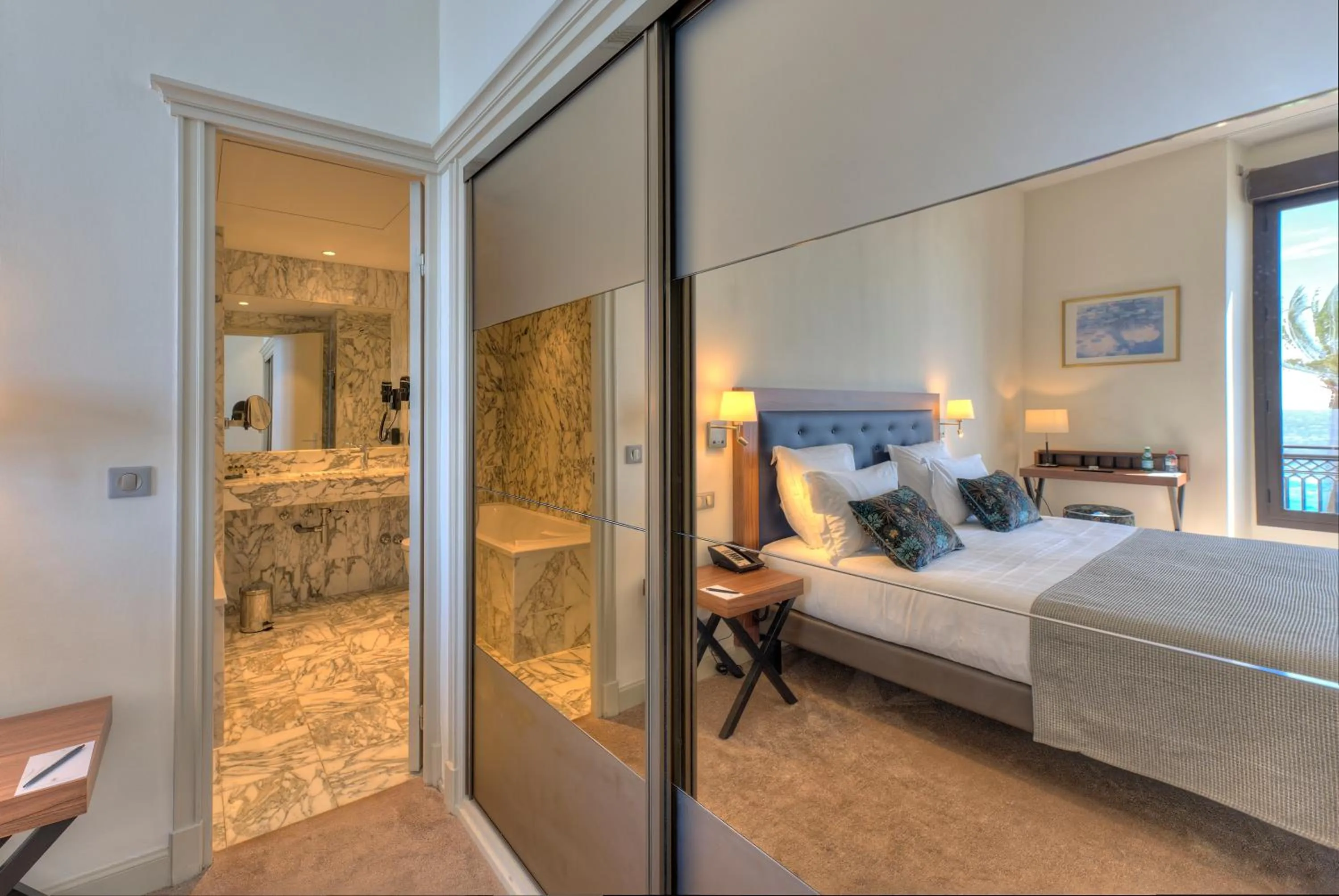 Bed in Westminster Hotel & Spa Nice