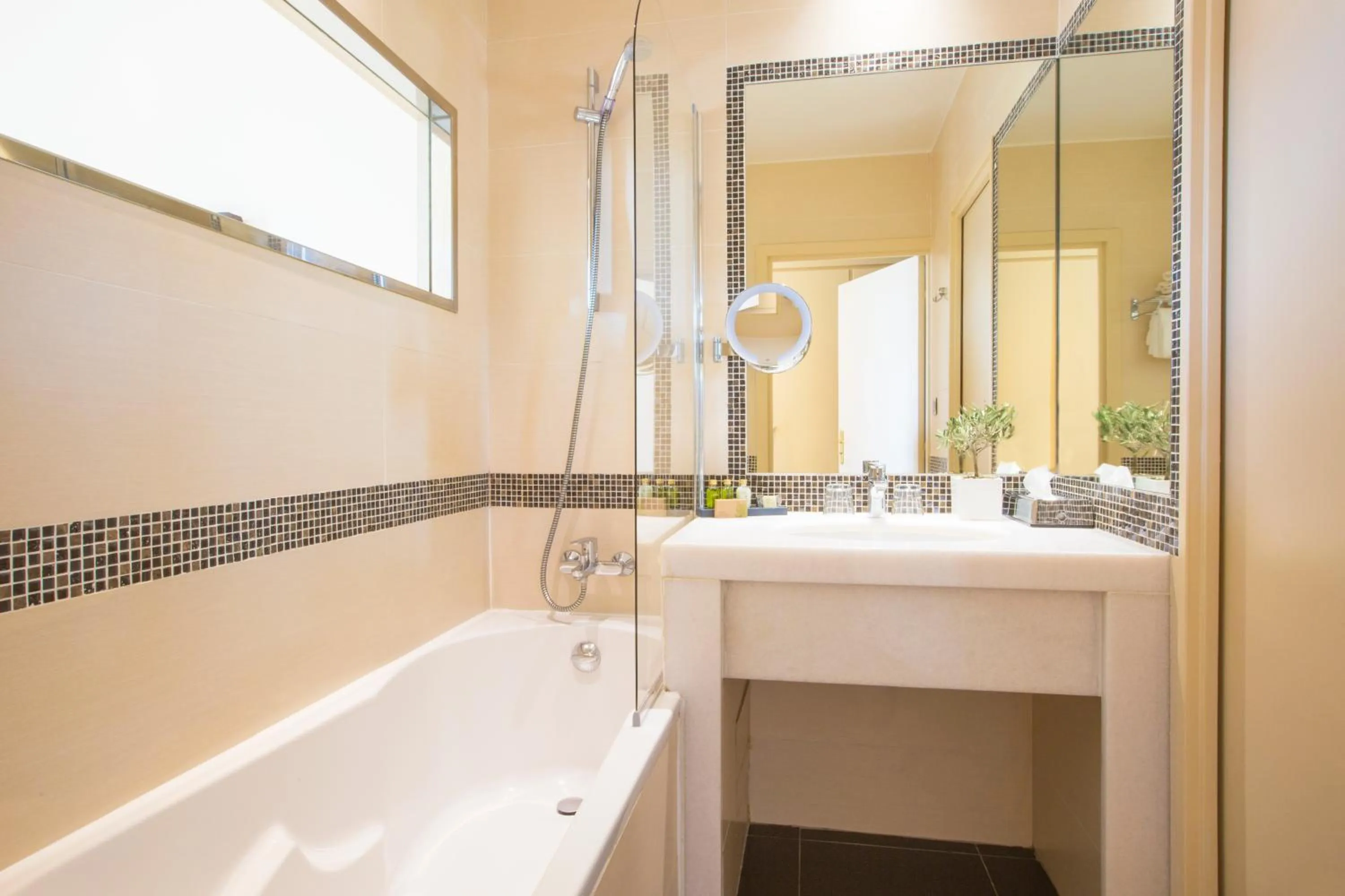 Shower in Westminster Hotel & Spa Nice