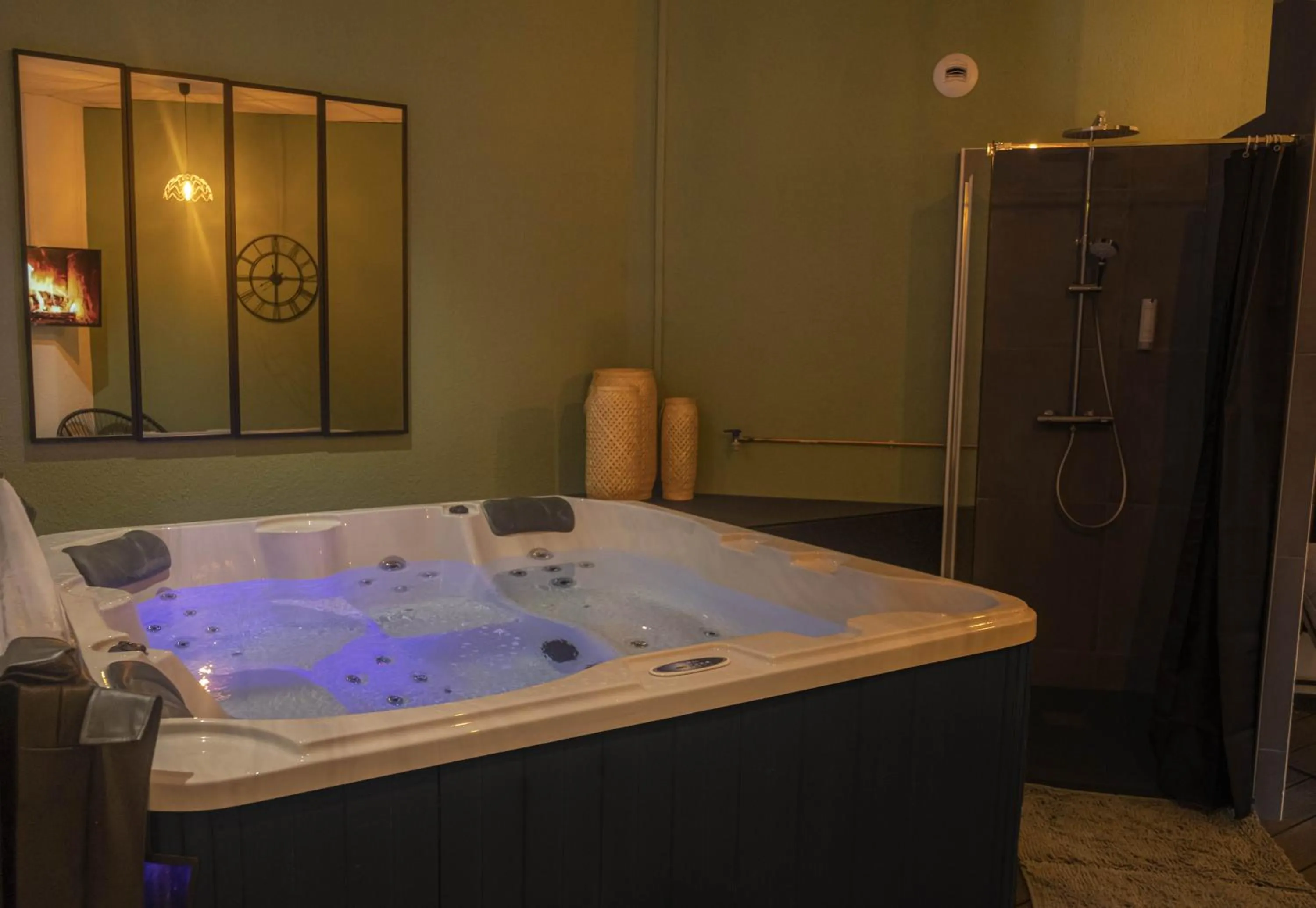 Hot Tub in Logis Hôtel Volcan Sancy