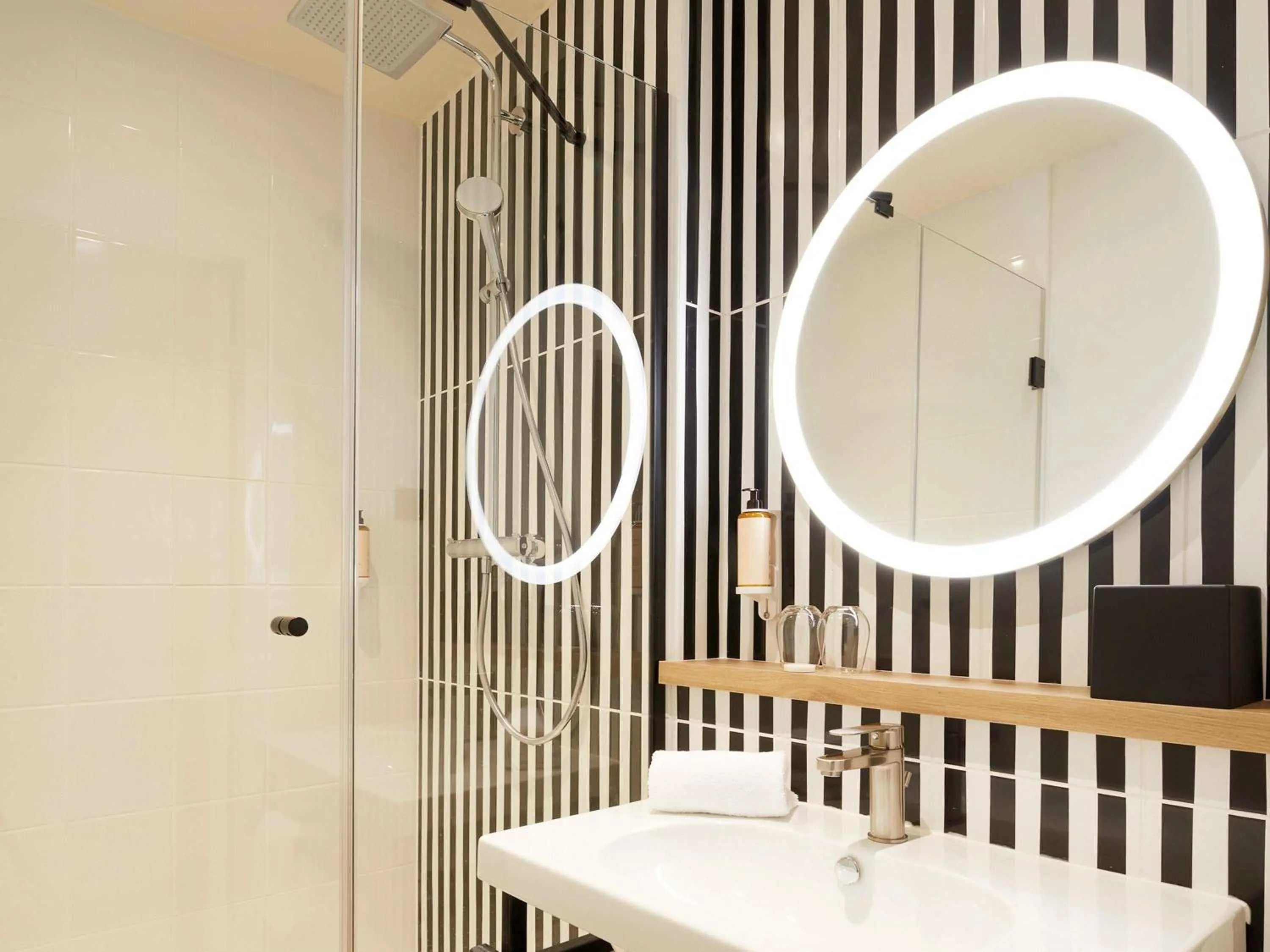 Bedroom in Mercure Grand Hôtel Metz Centre Cathédrale