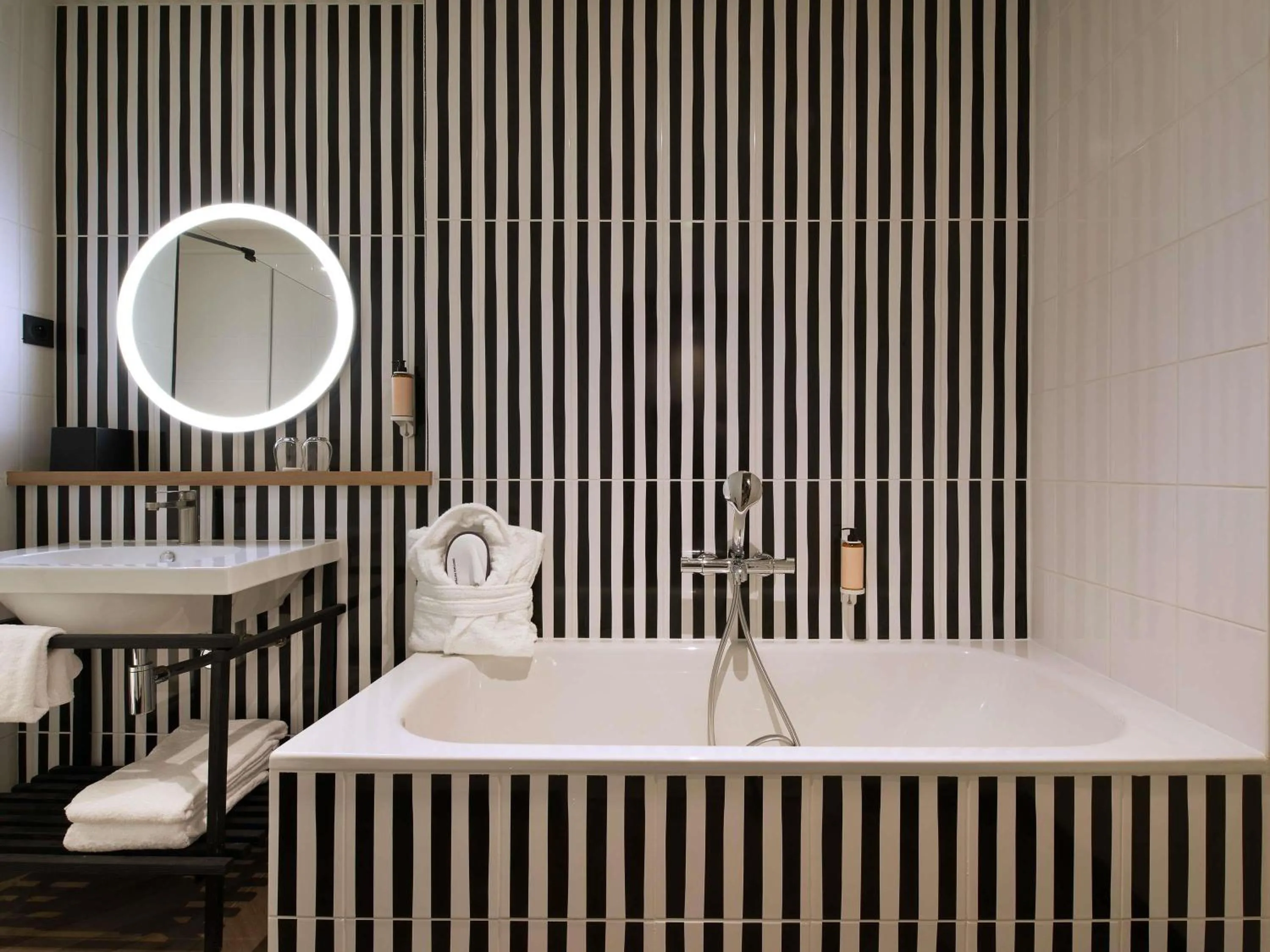 Bedroom in Mercure Grand Hôtel Metz Centre Cathédrale