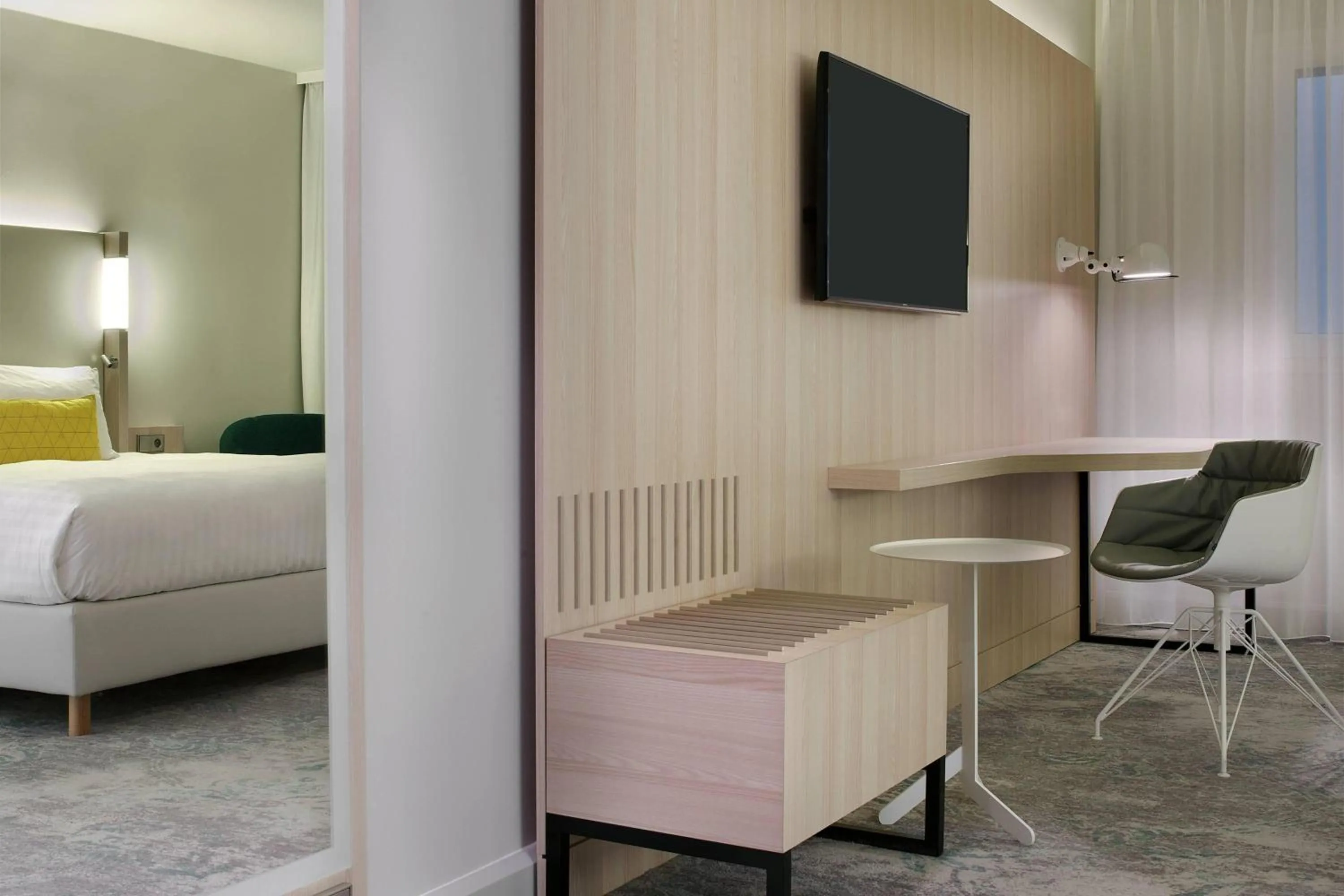 Photo of the whole room, Bed in The Jangle Hotel - Paris - Charles de Gaulle - Airport