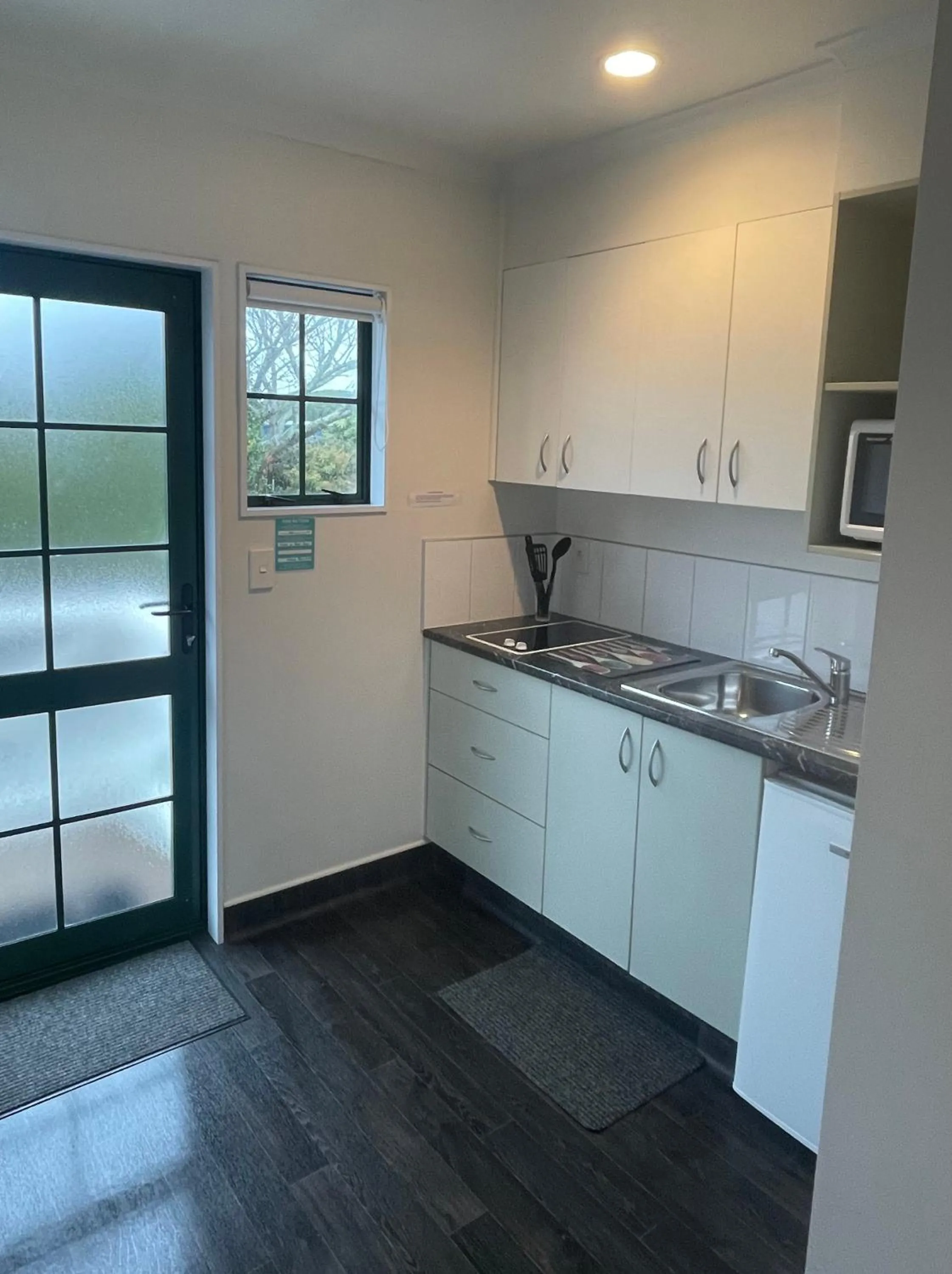 Kitchen or kitchenette in Kerry Lane Motel