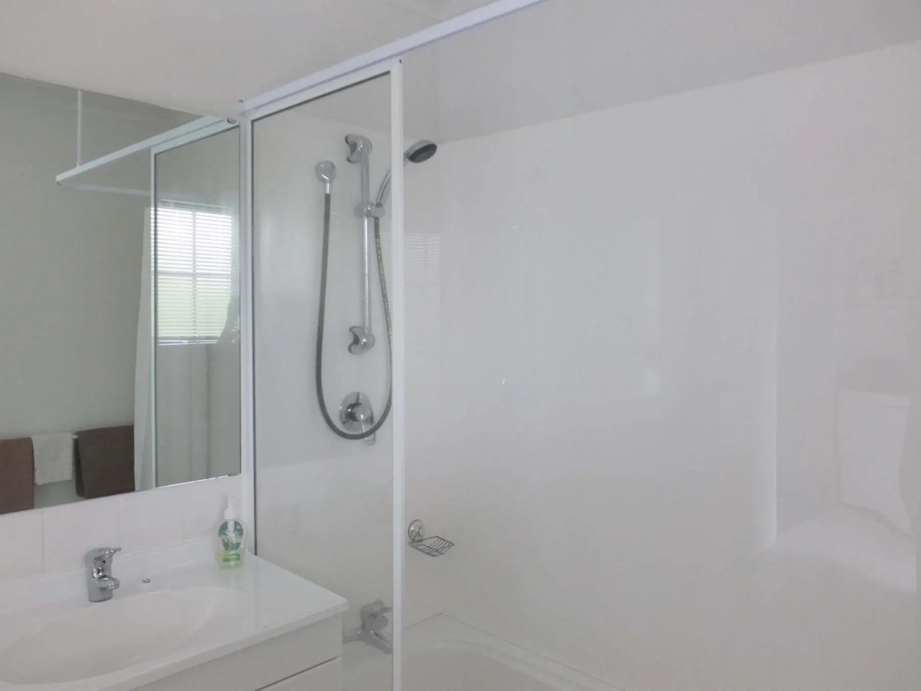 Bathroom in Kerry Lane Motel