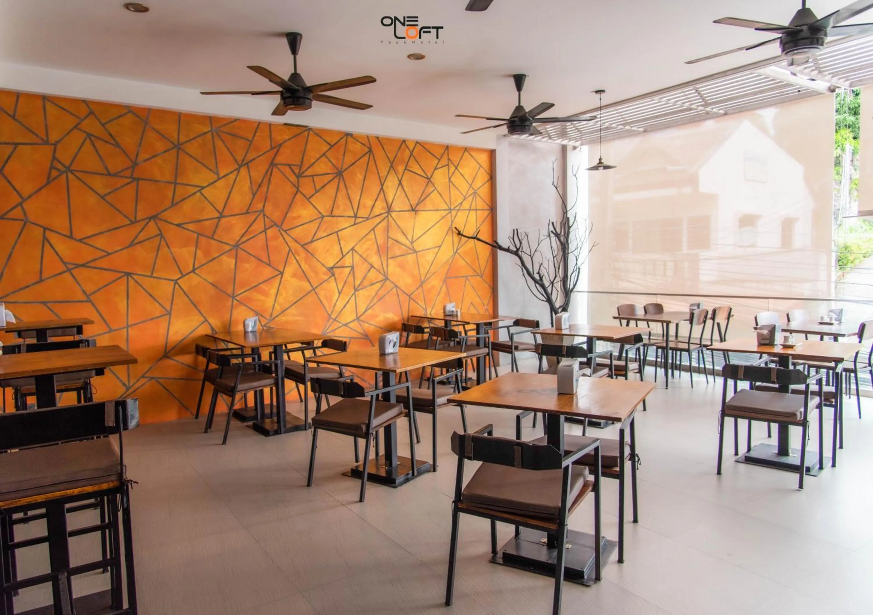 Restaurant/places to eat in OneLoft Hotel