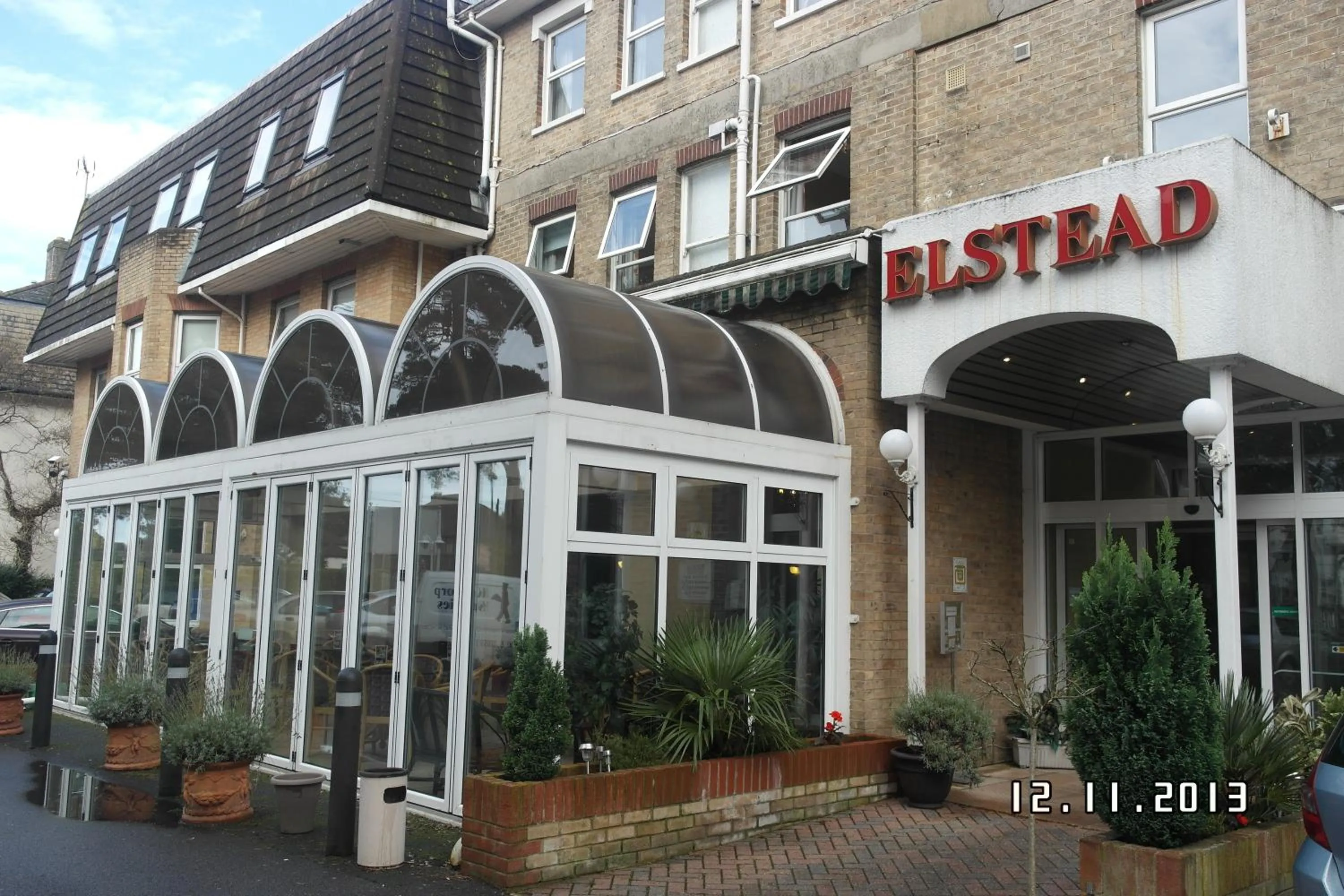 Facade/entrance in Elstead Hotel