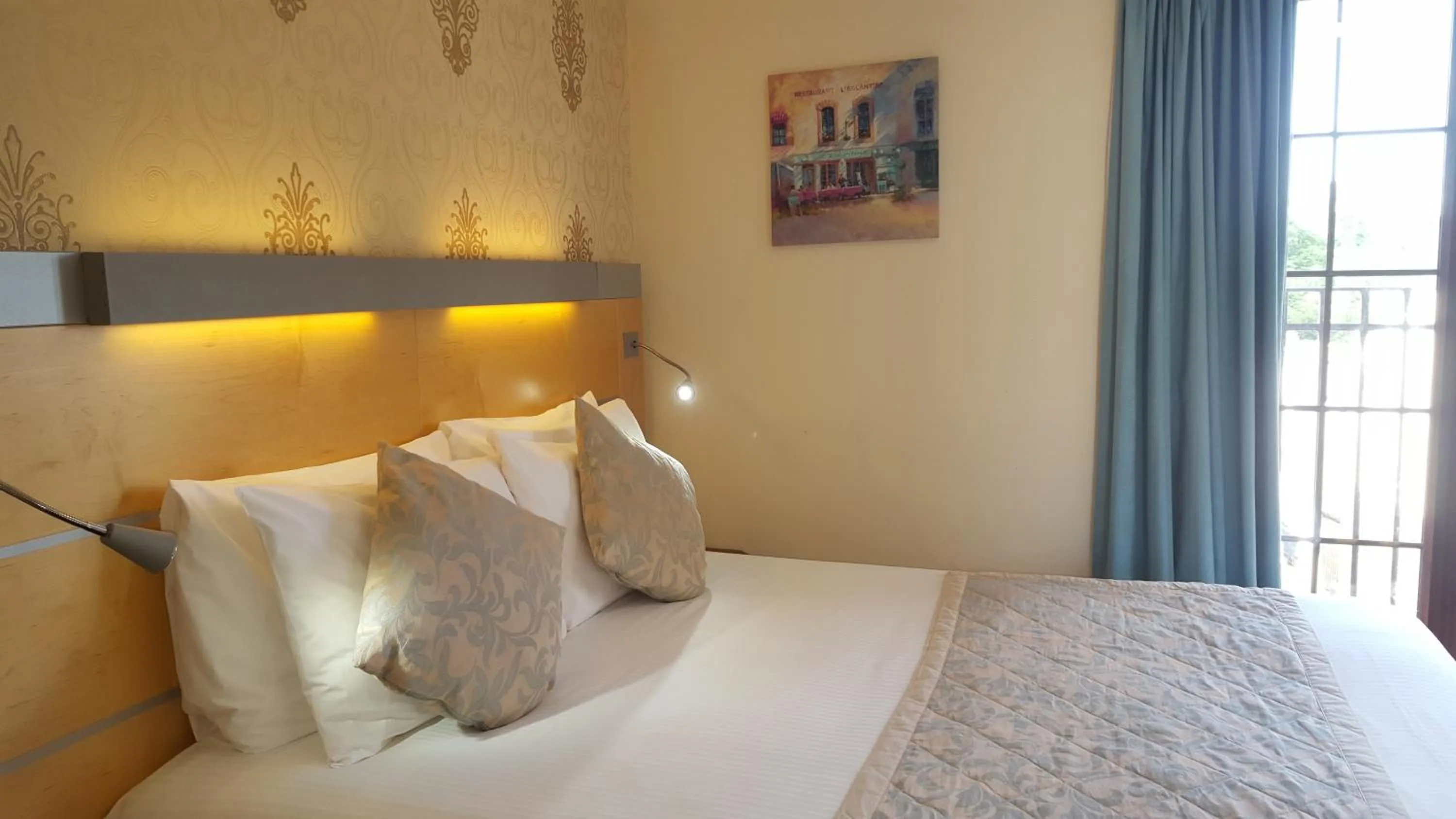 Bed in Sure Hotel by Best Western Birmingham South