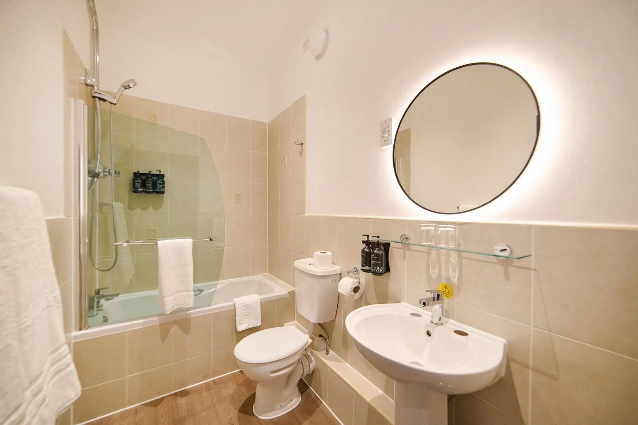 Photo of the whole room in Garner Hotel Birmingham South East by IHG