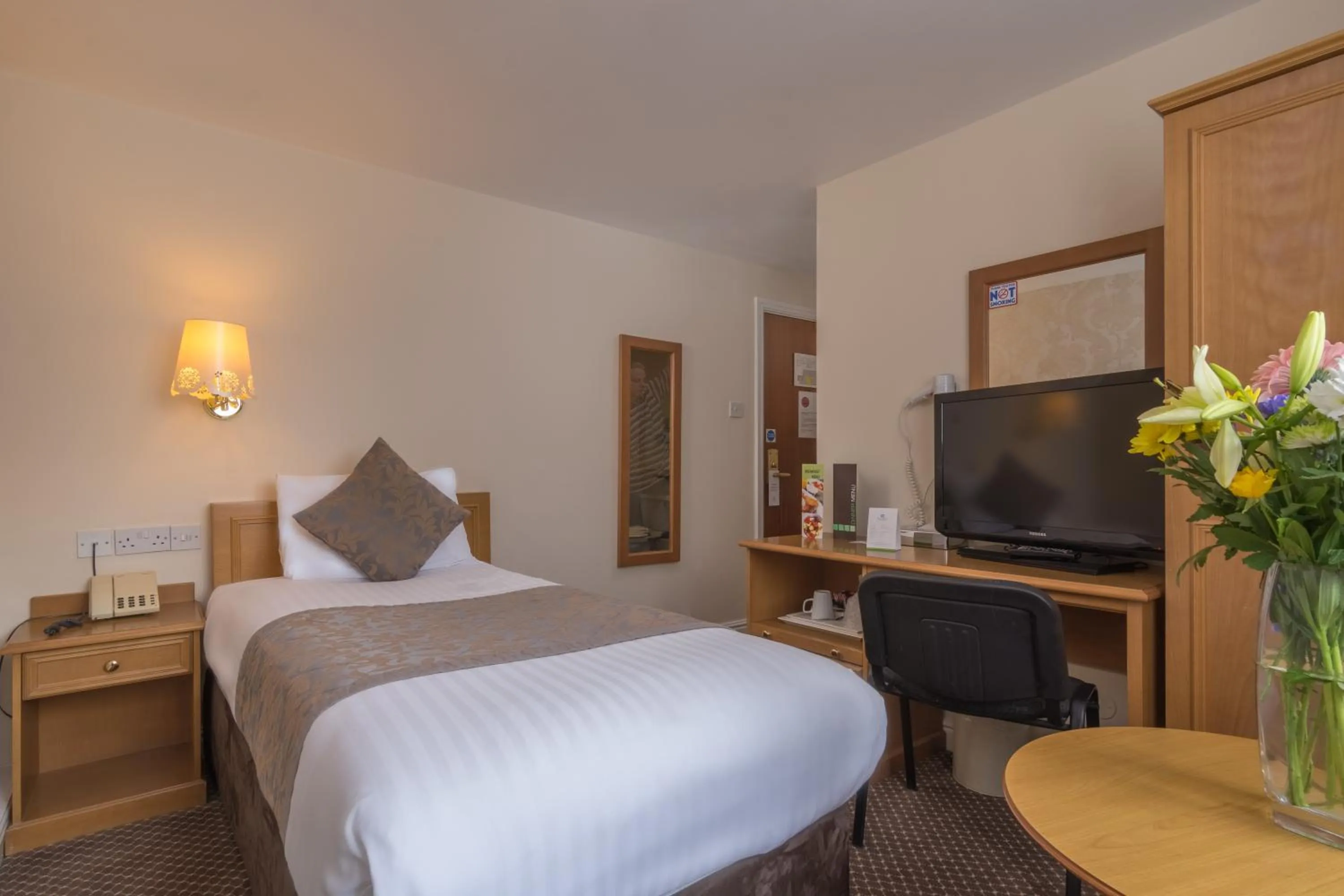 Photo of the whole room, Bed in Sure Hotel by Best Western Birmingham South