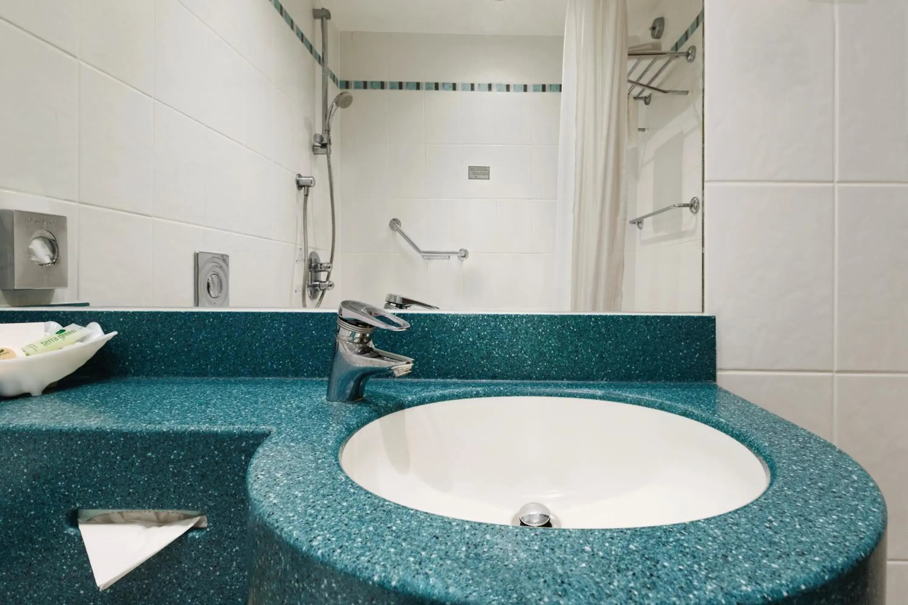 Standard Double Room - Accessible in Holiday Inn Dover by IHG Standard Double Room - Accessible in Holiday Inn Dover by IHG