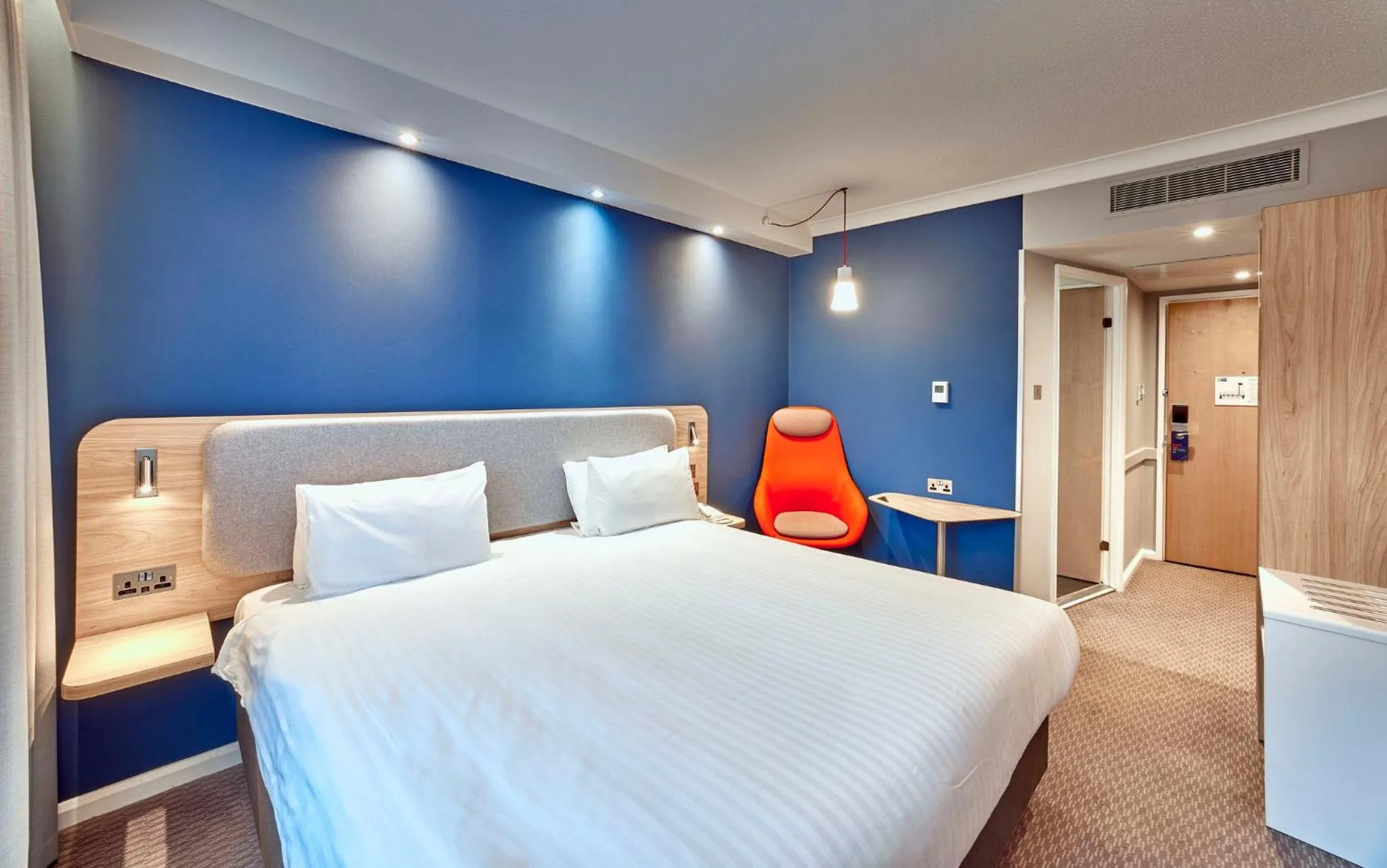Photo of the whole room, Bed in Holiday Inn Express London Stratford by IHG