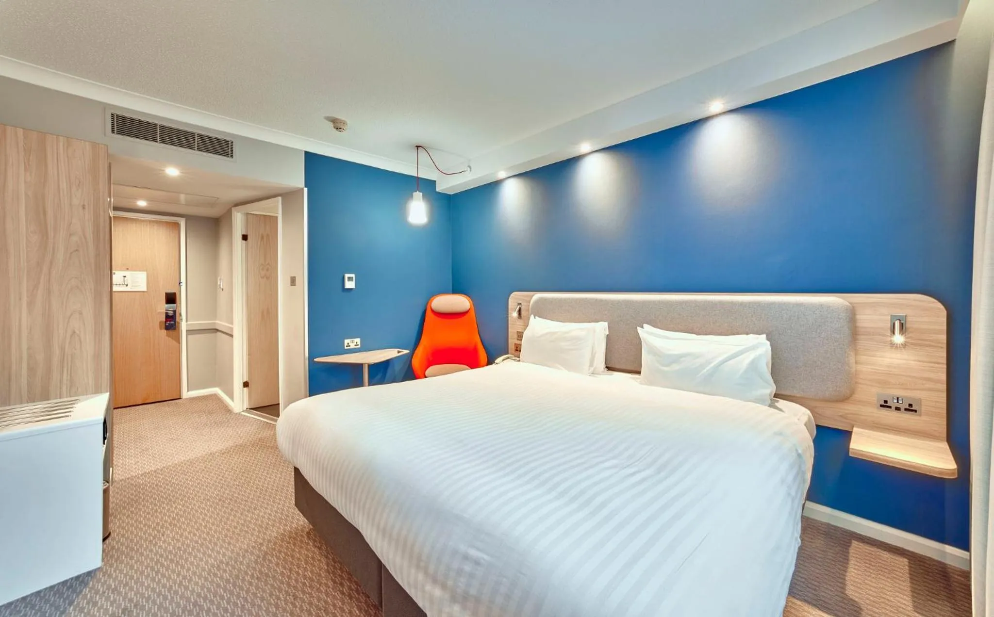 Photo of the whole room, Bed in Holiday Inn Express London Stratford by IHG