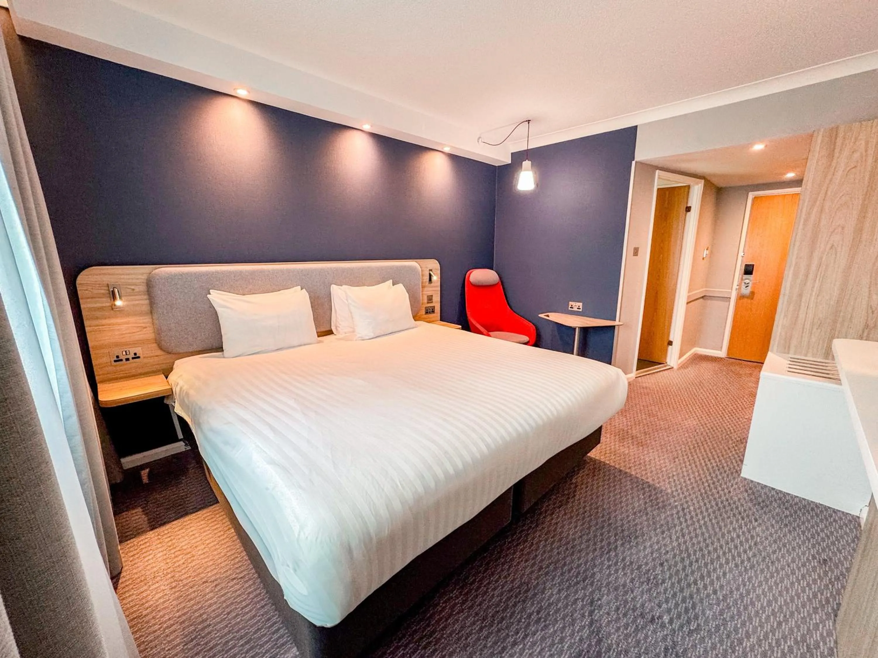 Photo of the whole room, Bed in Holiday Inn Express London Stratford by IHG