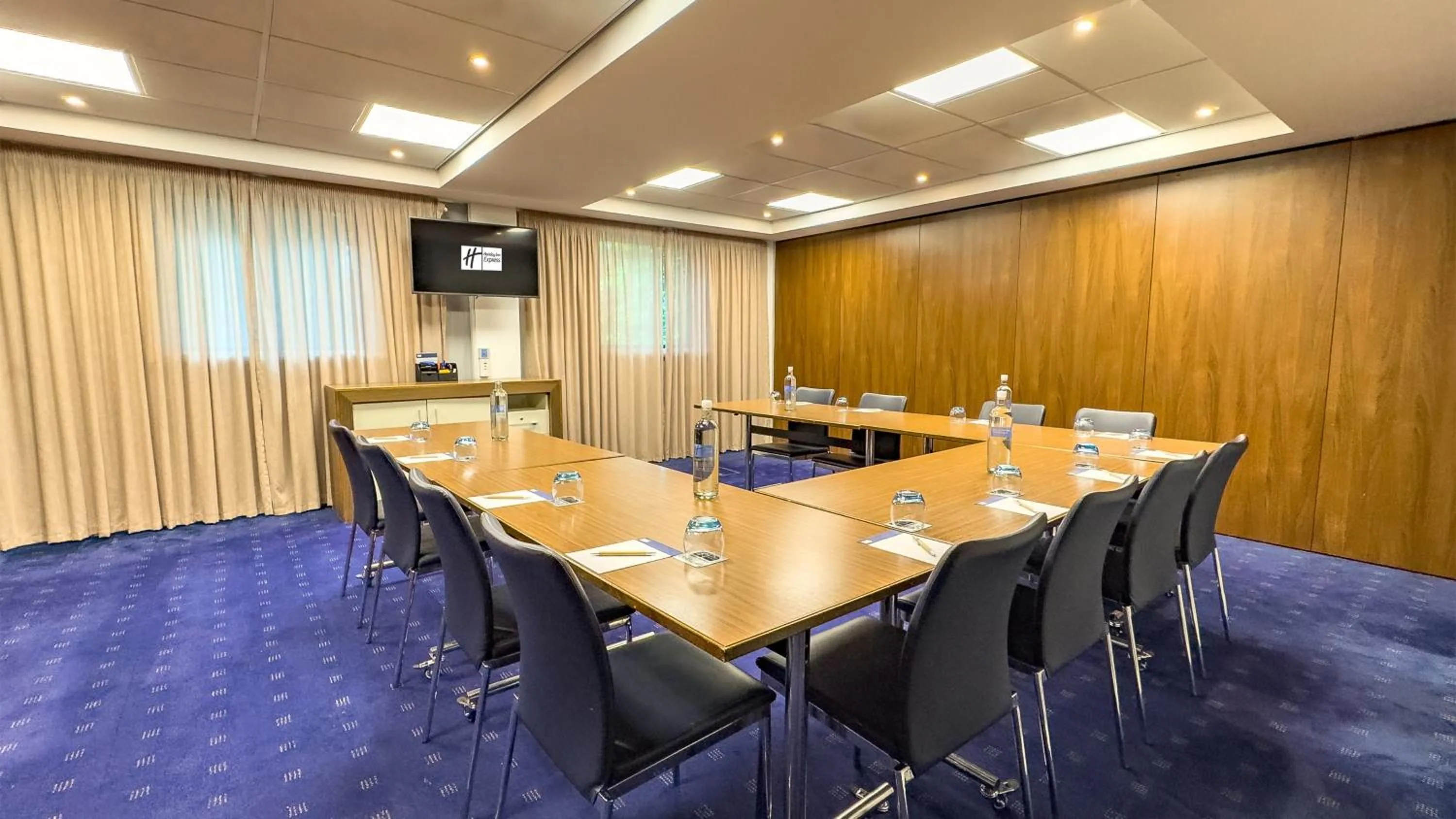 Meeting/conference room in Holiday Inn Express London Stratford by IHG