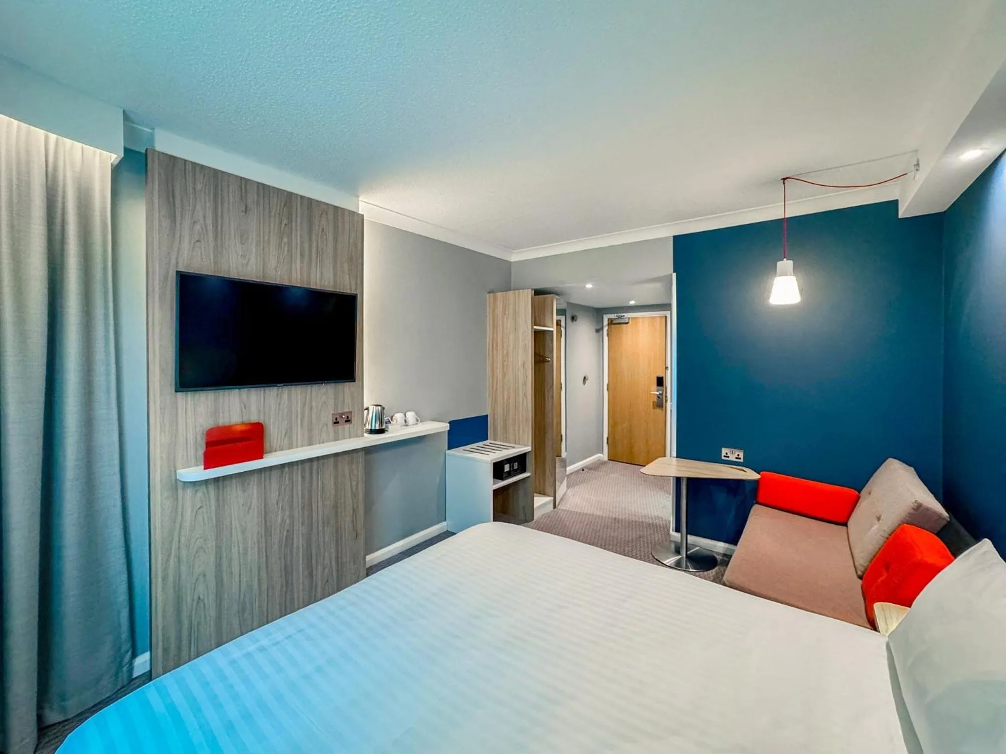 Photo of the whole room, Bed in Holiday Inn Express London Stratford by IHG