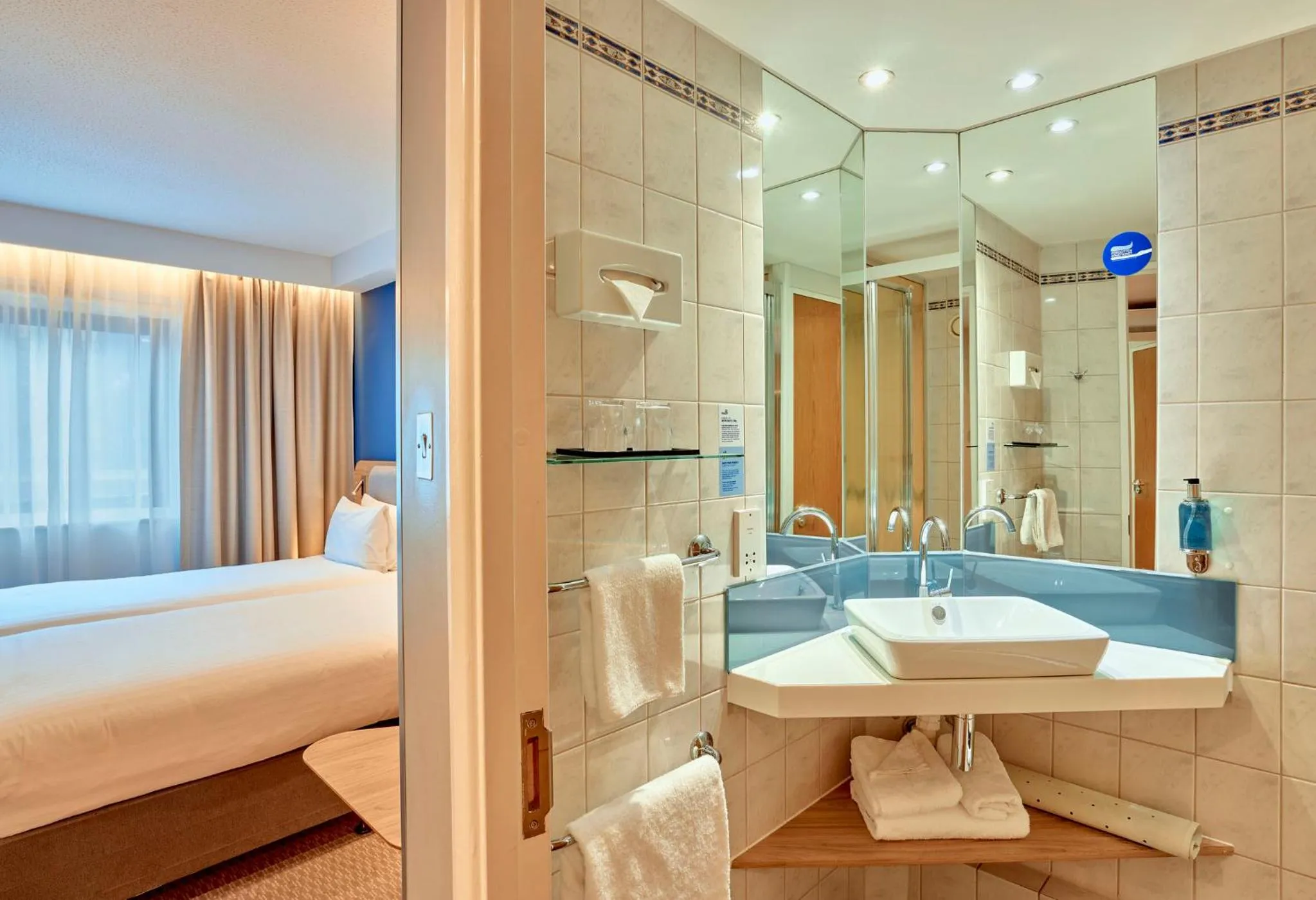 Bathroom, Bed in Holiday Inn Express London Stratford by IHG