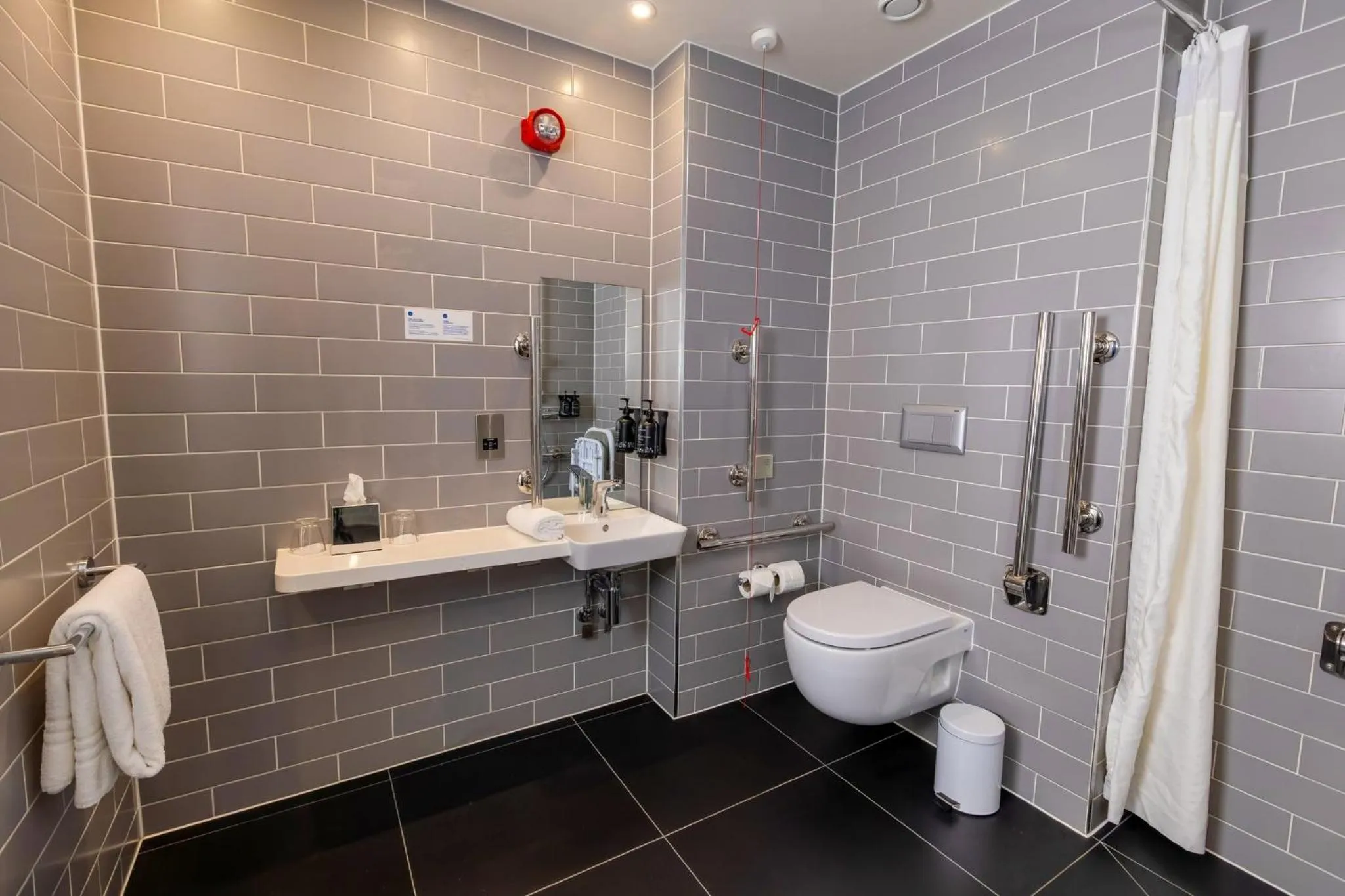 Bathroom in Holiday Inn Express - Manchester - TRAFFORDCITY by IHG