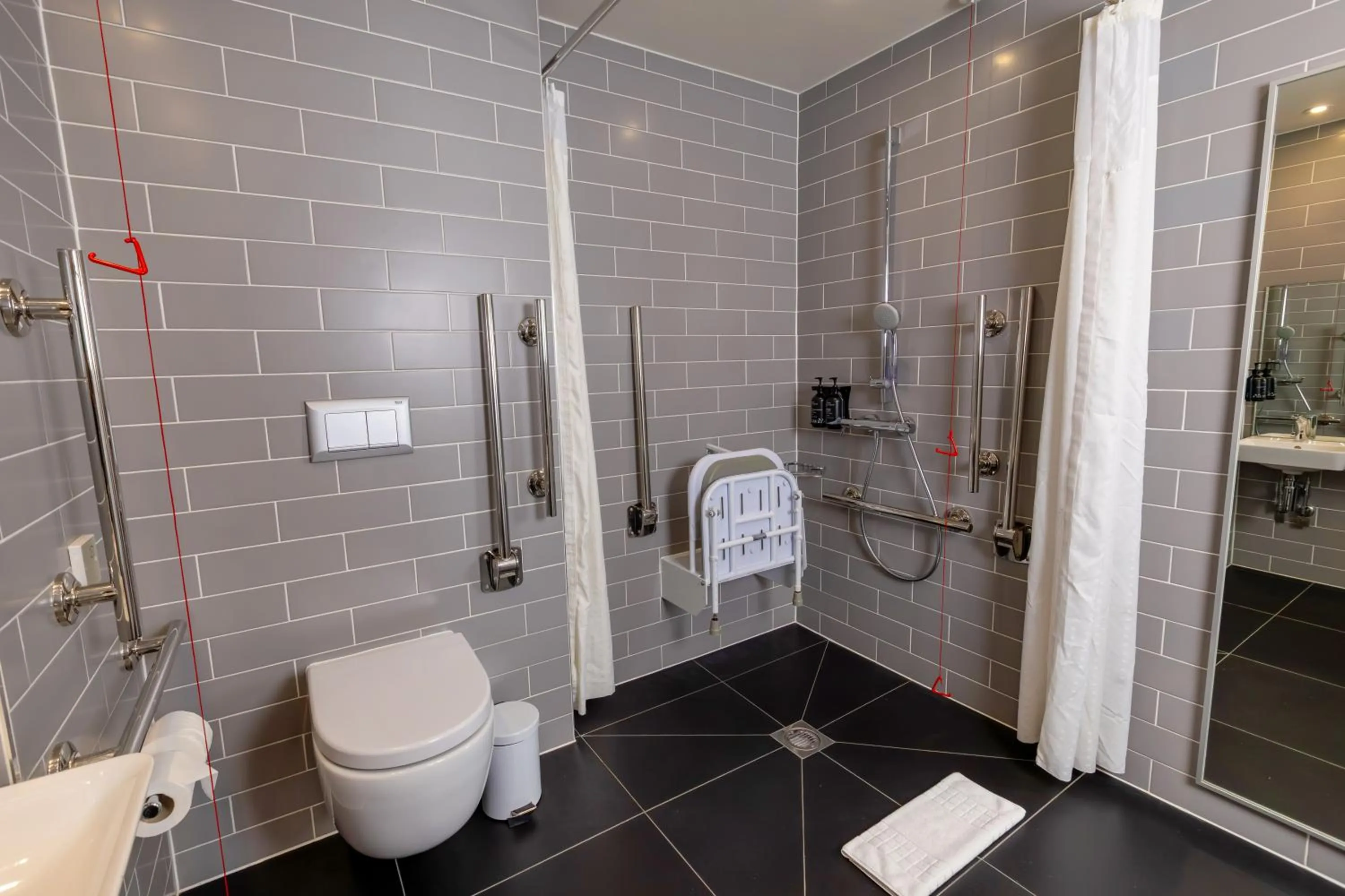 Bathroom in Holiday Inn Express - Manchester - TRAFFORDCITY by IHG