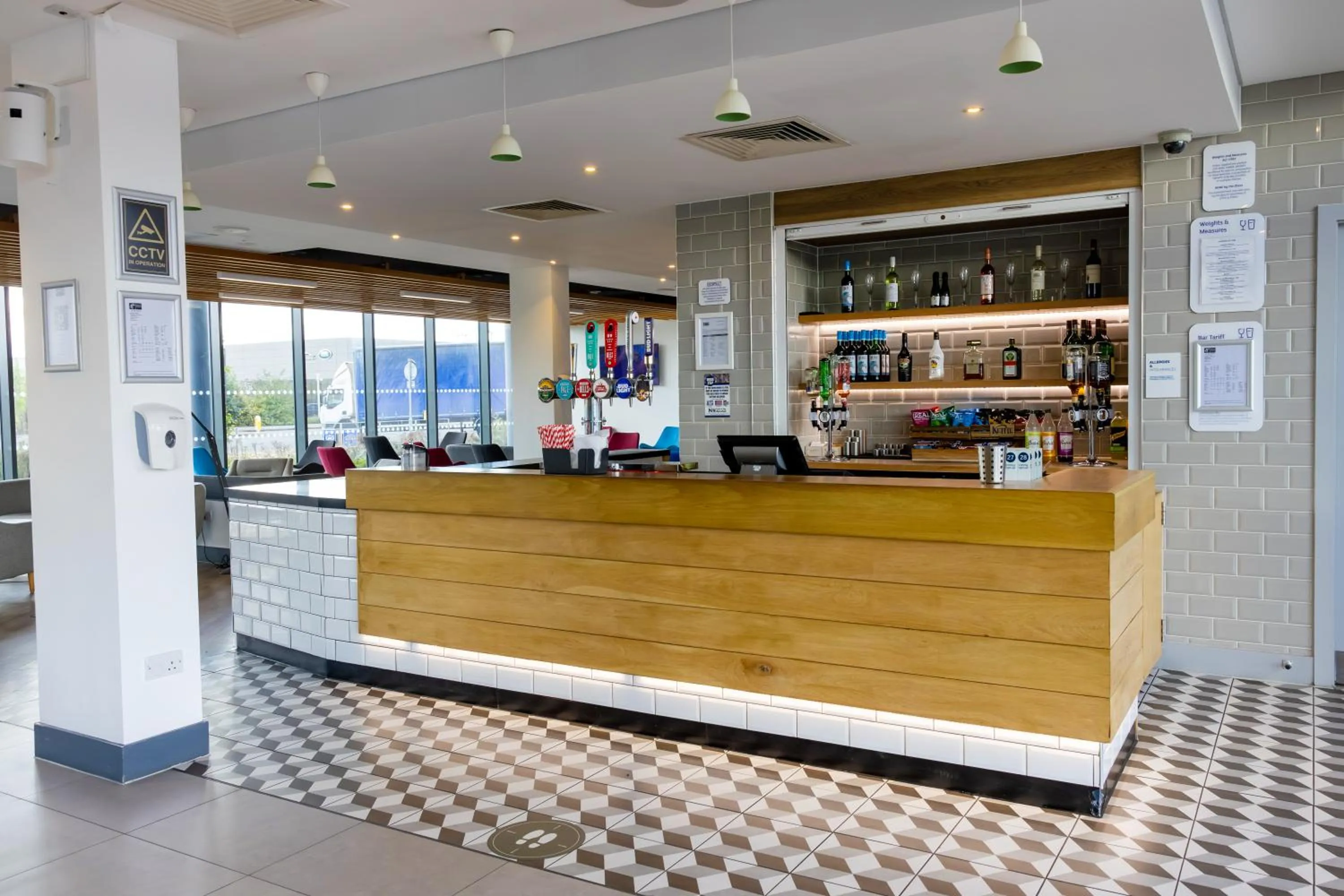 Lounge or bar in Holiday Inn Express - Manchester - TRAFFORDCITY by IHG