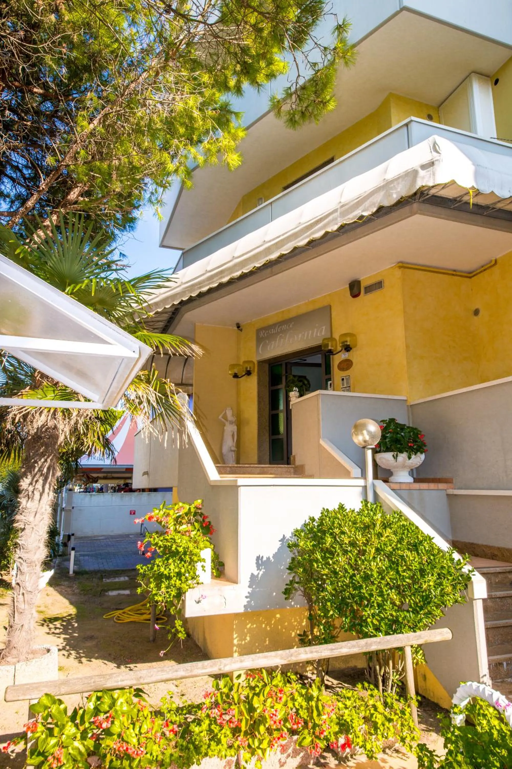 Facade/entrance in Residence California